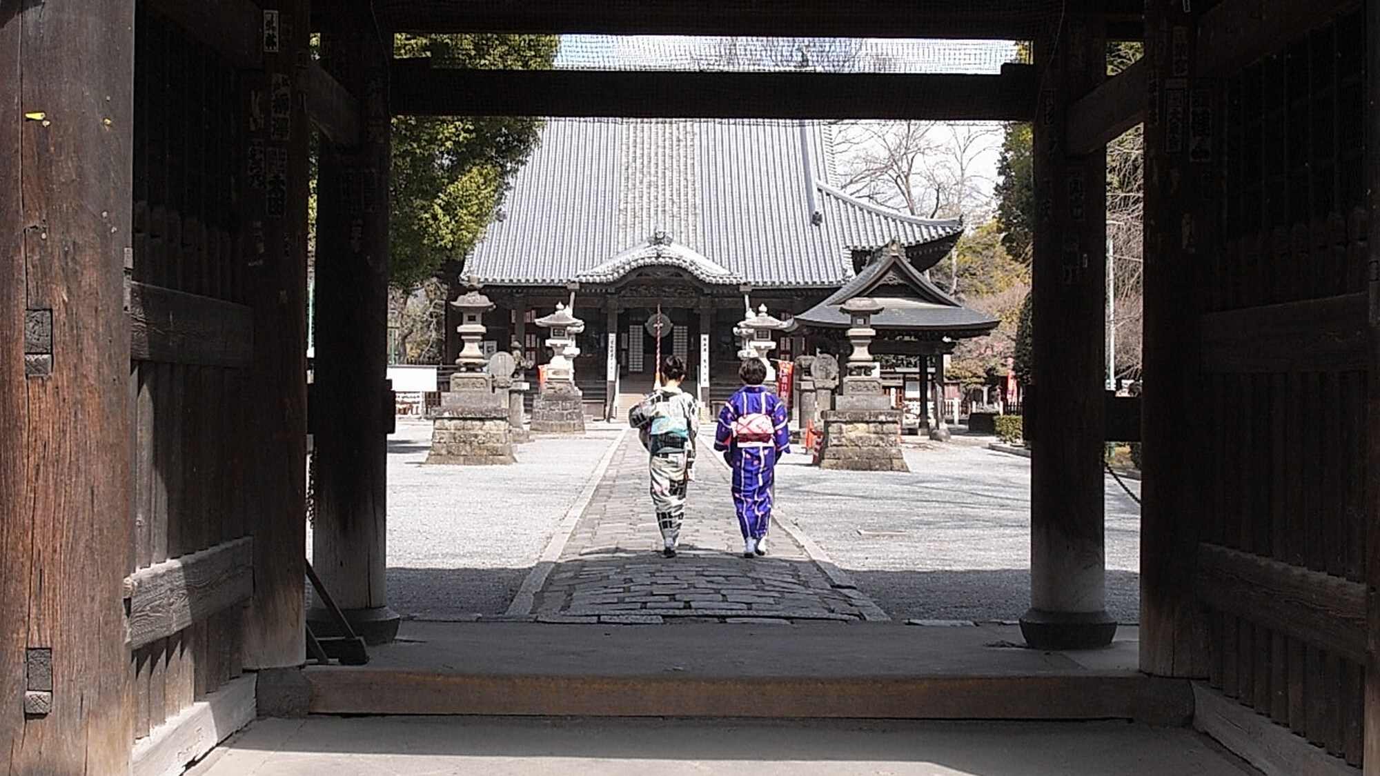 Bạn có thể tận hưởng vẻ đẹp của mọi mùa tại Chùa Hano-ji, một ngôi chùa lịch sử nổi tiếng sẽ tô điểm thêm sắc màu cho chuyến đi của bạn.