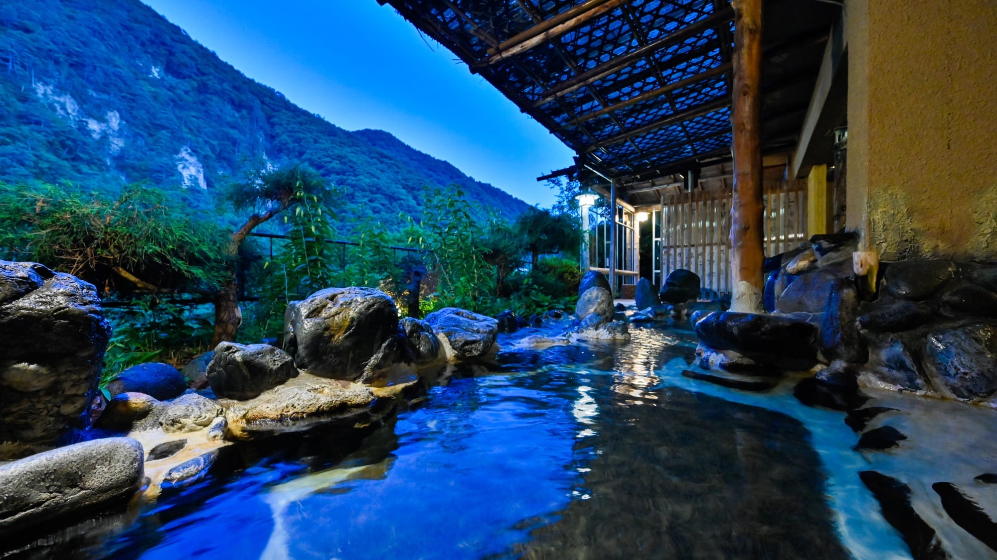 [Mixed-gender open-air bath Akagi no Yu] Enjoy the open-air bath while taking in the spectacular view