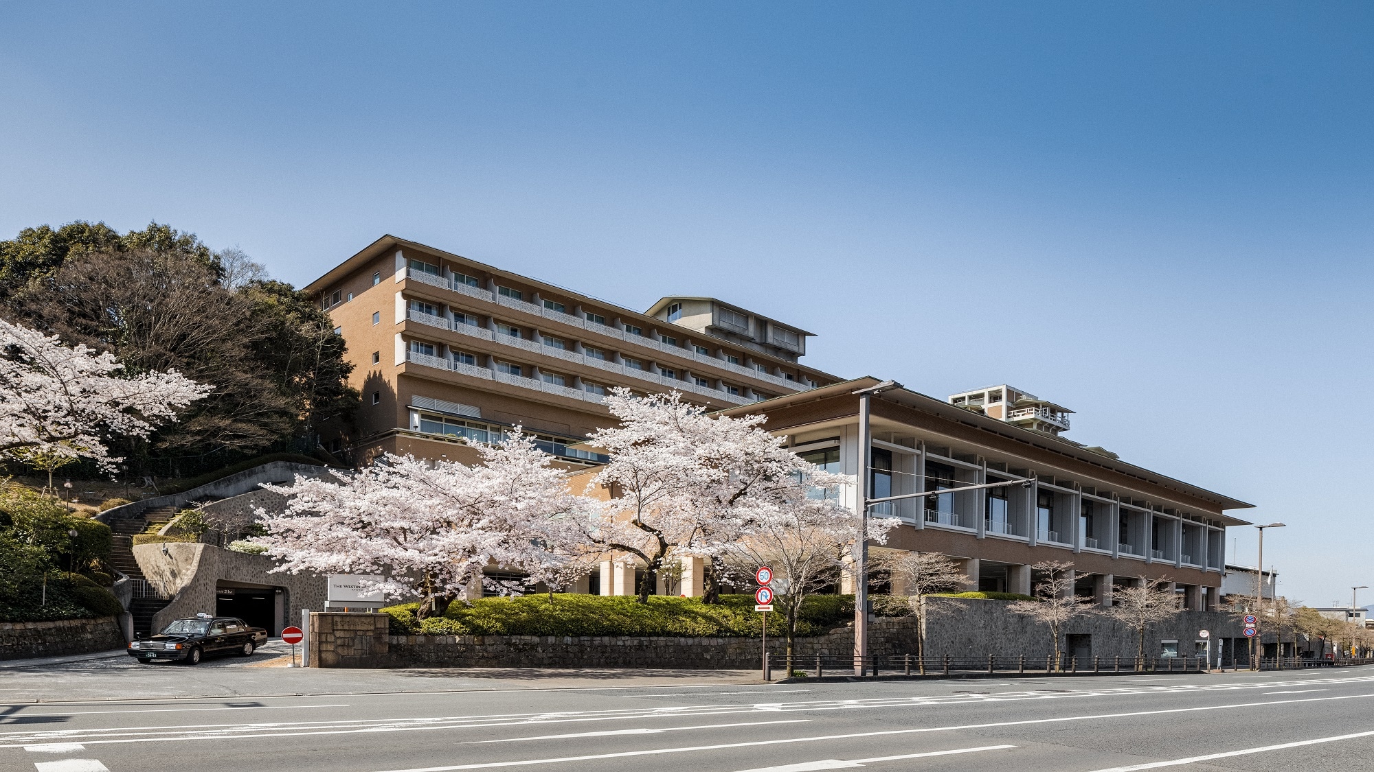 Appearance of the hotel (spring)