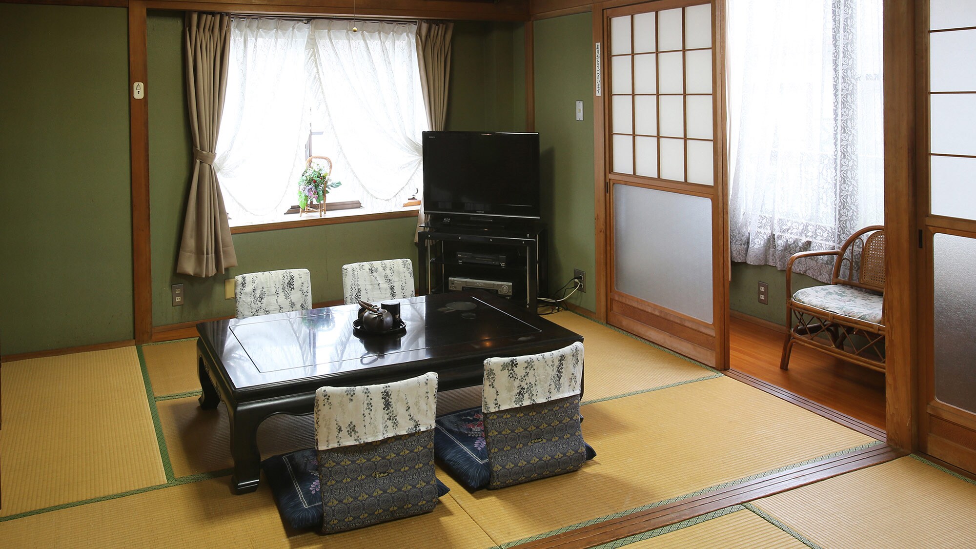 ・ Japanese-style room 12 tatami mats