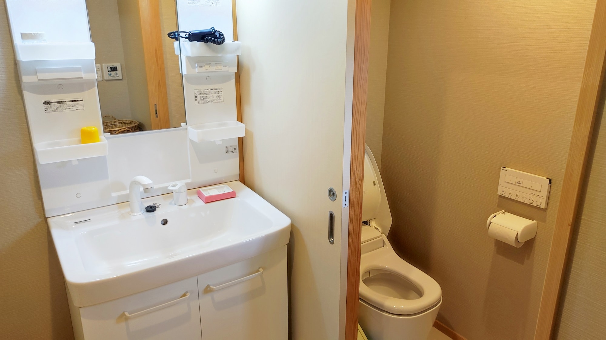 *Example of a guest room (12 tatami mats) / The only room with a toilet and shower booth. A beautifully renovated washroom.