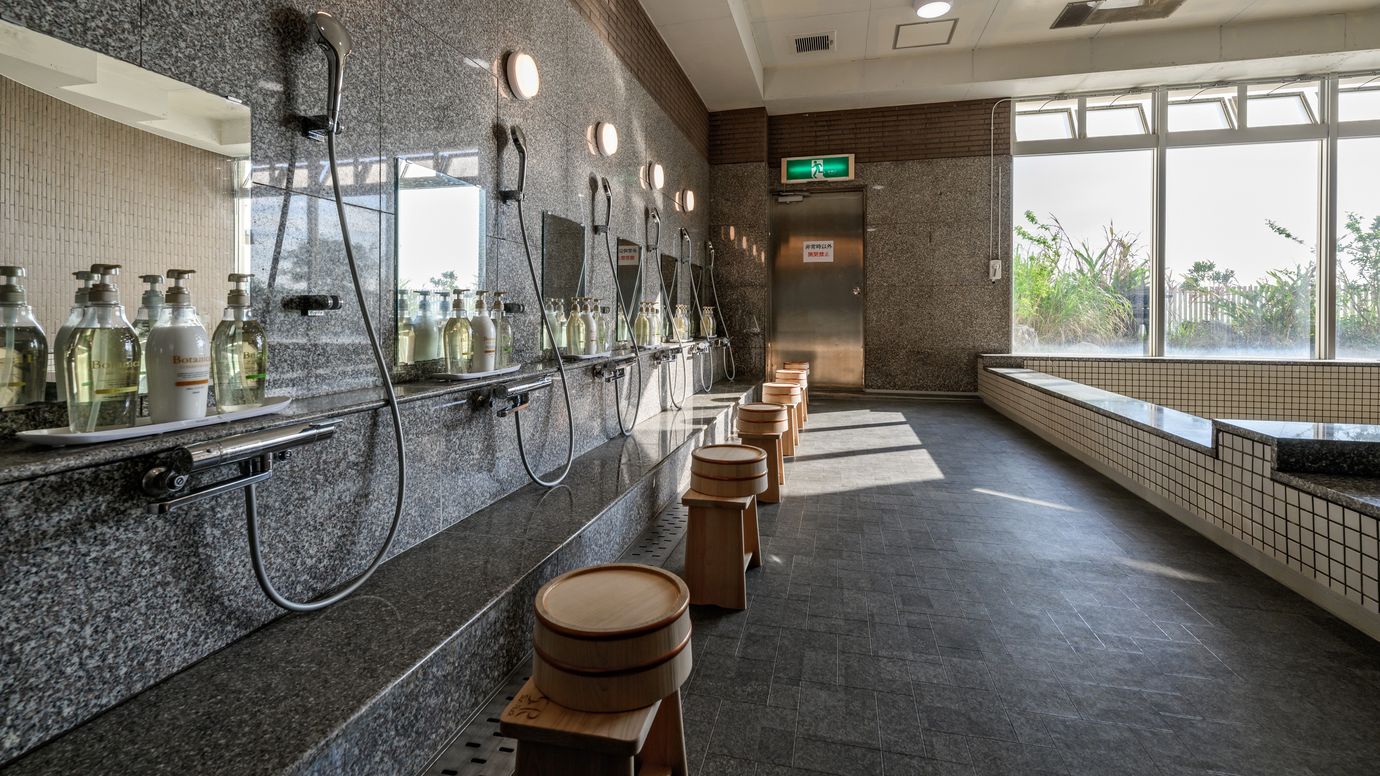 [ห้องอาบน้ำขนาดใหญ่แยกสำหรับชายและหญิงในส่วนต่อเติม (มีค่าธรรมเนียม)] แสงสว่างส่องเข้ามาทางหน้าต่างที่เปิดอยู่ เพลิดเพลินกับการแช่น้ำที่ผ่อนคลายและสุขสบาย