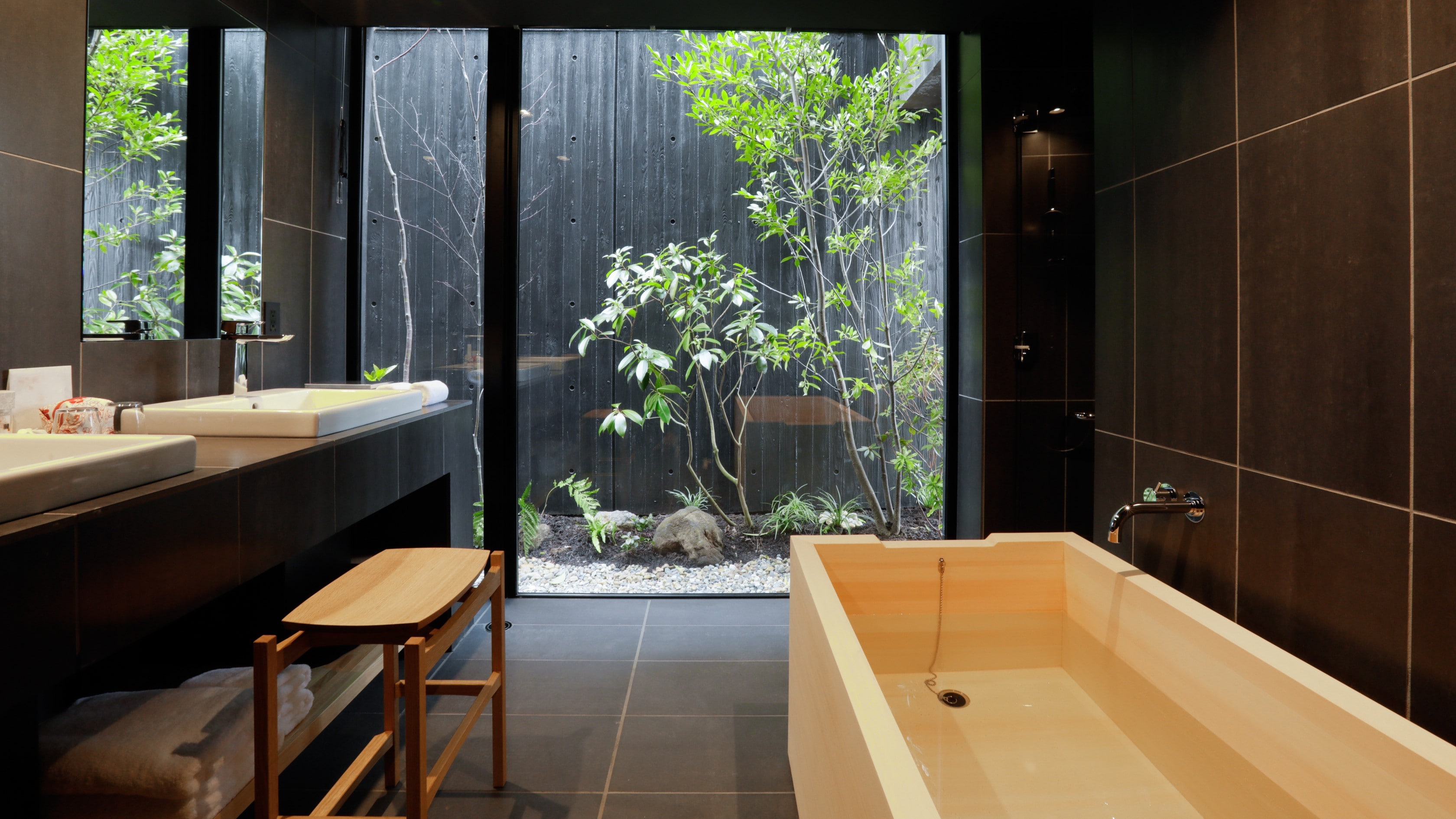 อาคารใหม่ 208: ห้องดีลักซ์เตียงคิงไซส์พร้อมวิวระเบียงและวิวลานภายใน