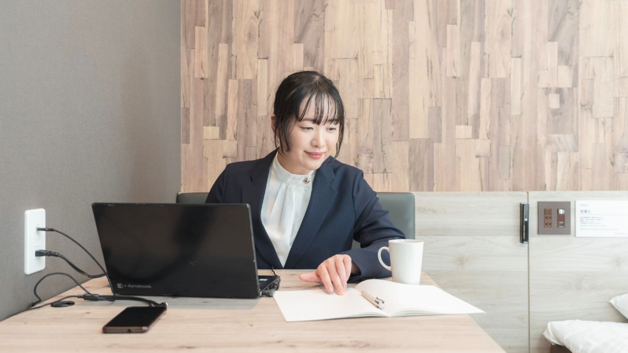 很高興附近有插座！