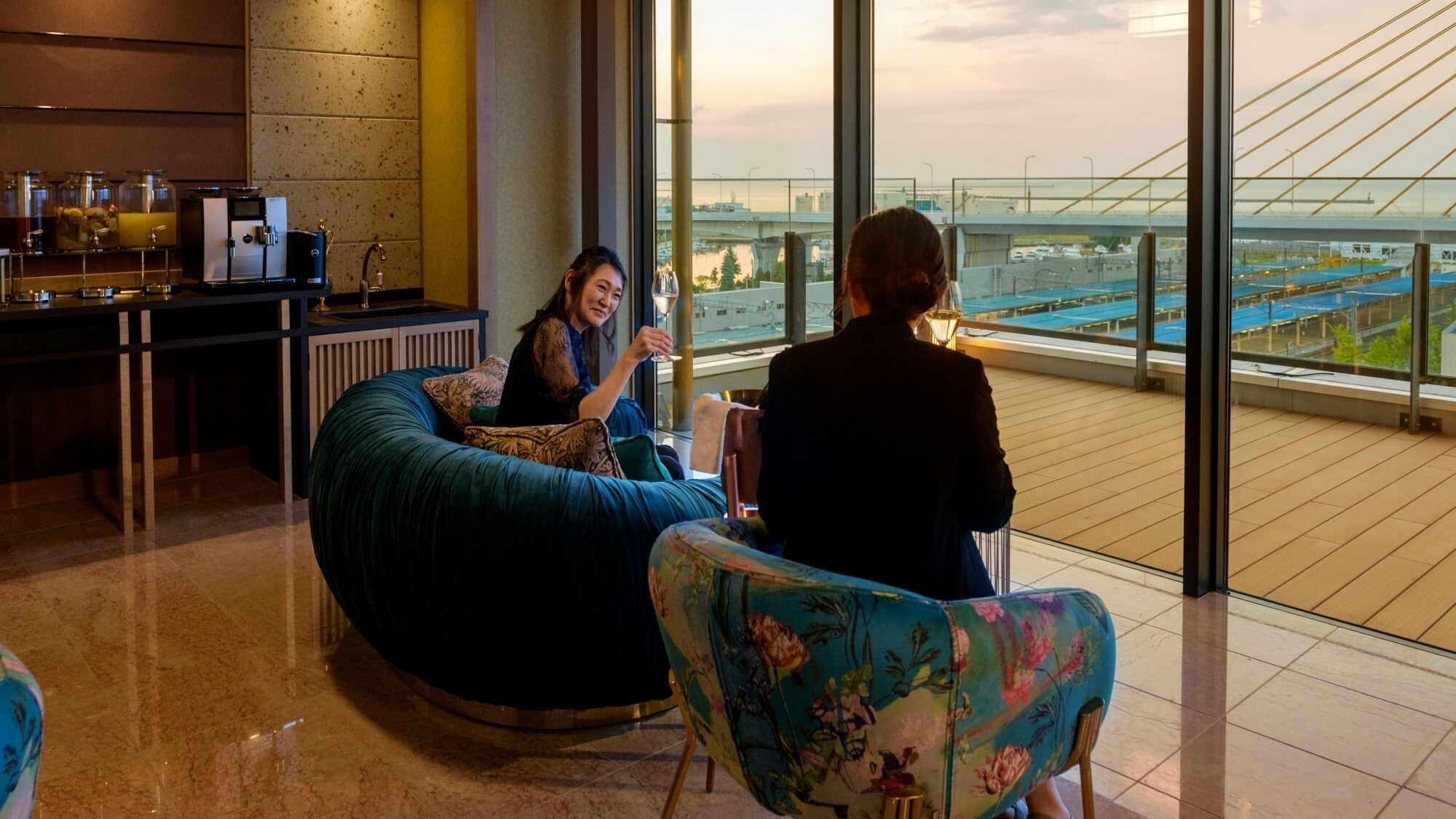 [Tiện nghi khách sạn] "Blue Zone Lounge" Thưởng thức đồ ăn nhẹ bổ dưỡng và đồ uống lành mạnh.