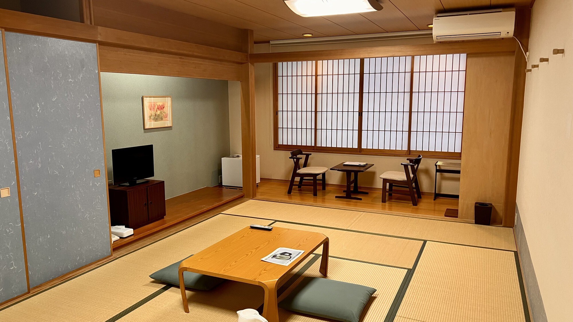 Japanese-style room 12 tatami mats (with bath and toilet)