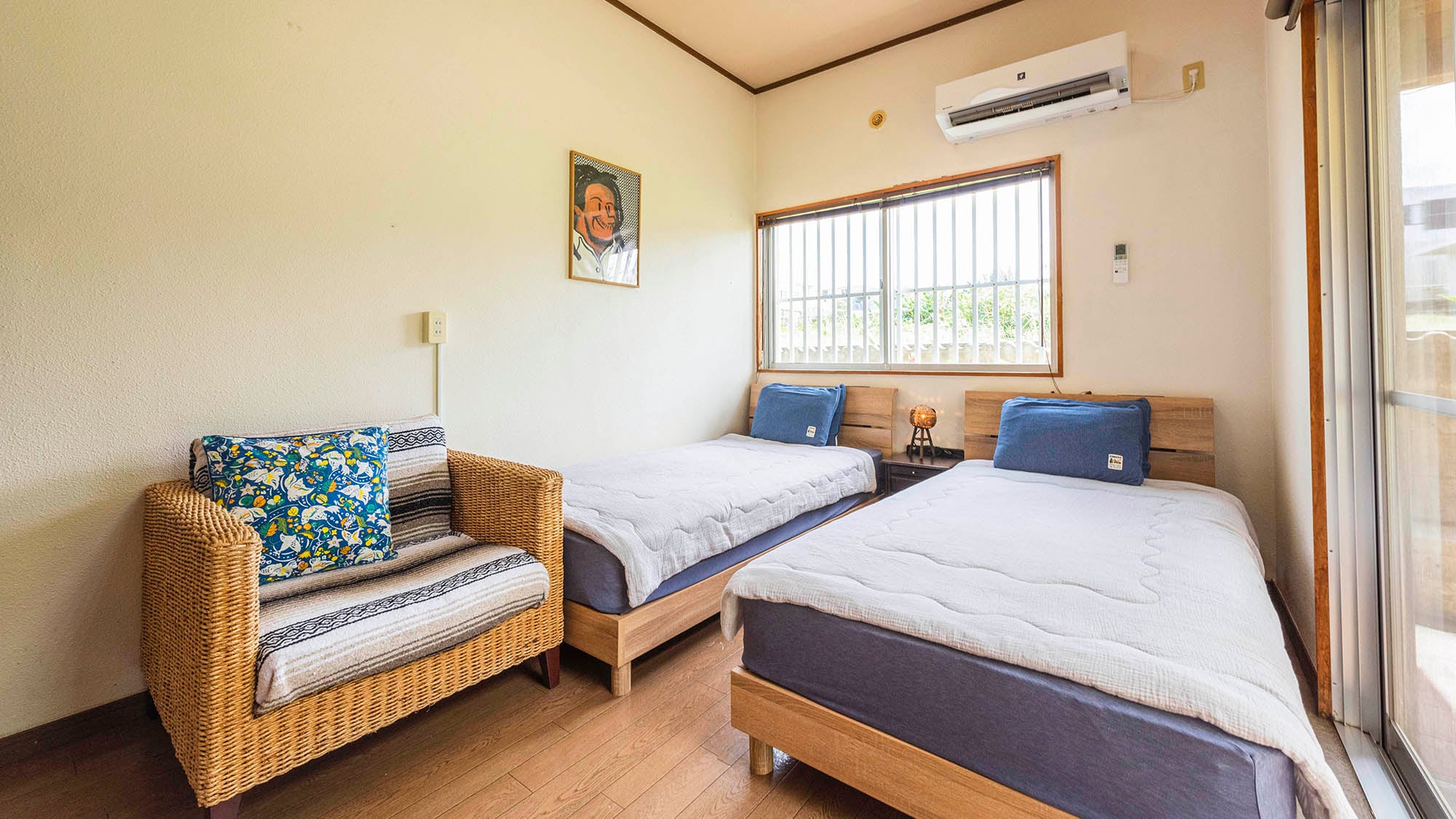・[Bedroom image ①] Two single beds, air conditioning. A room with a relaxing atmosphere.