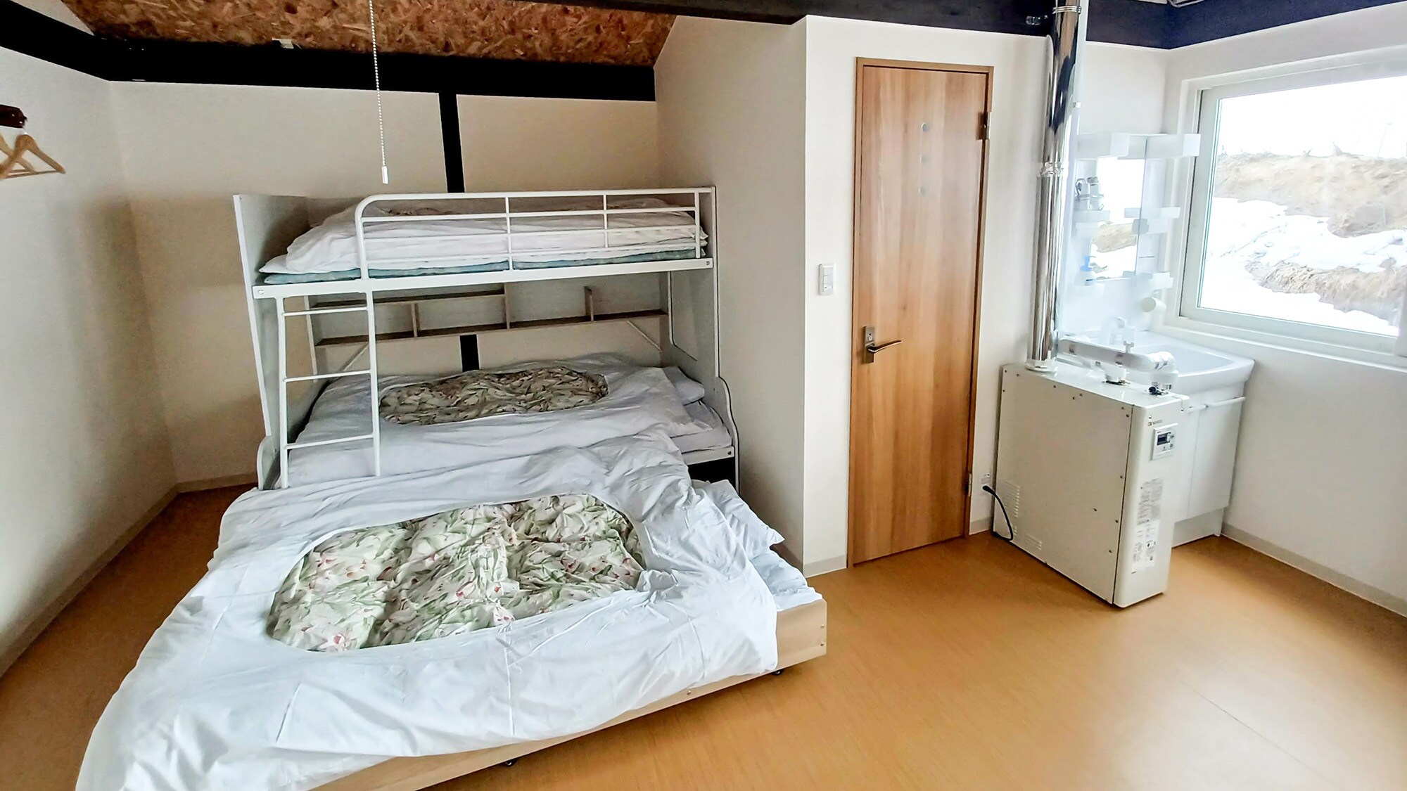 ・[Lodge/4 beds] This room has a view from the window, so you can have a bright and pleasant morning.