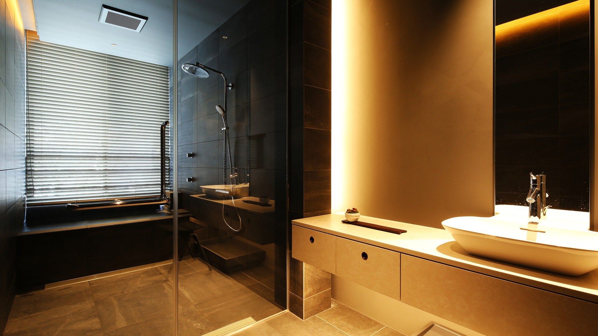 ห้องพักพรีเมี่ยมสไตล์ญี่ปุ่นสมัยใหม่พร้อมอ่างน้ำพุร้อนกึ่งเปิดโล่ง ＜Kawami＞【67㎡】