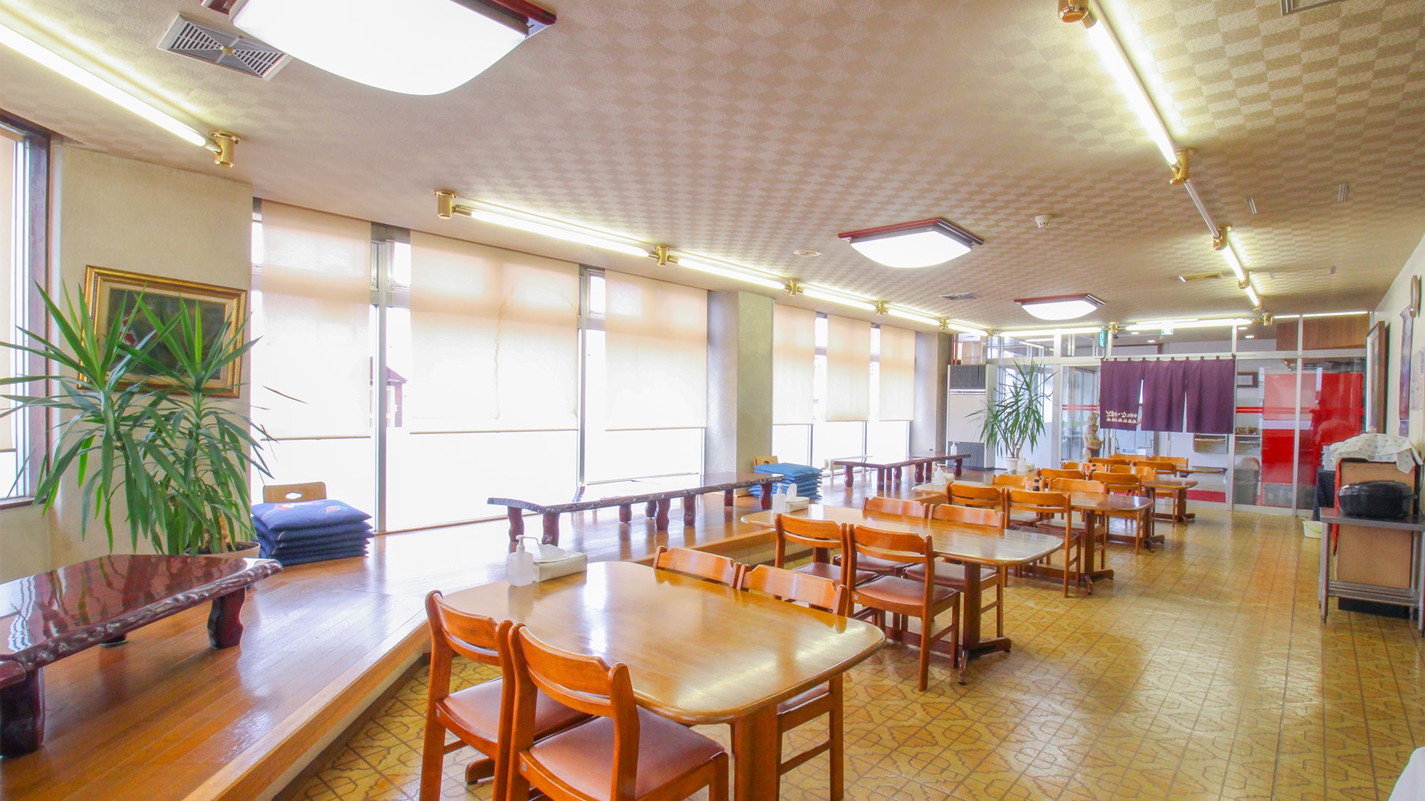 * [Nanakamado Restaurant] Breakfast and dinner are served in a bright restaurant with large windows. There are tatami rooms and table seats by the windows.