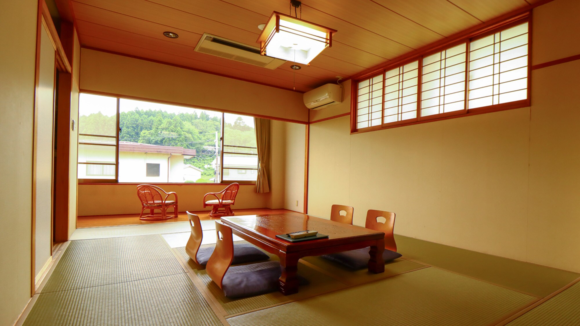 # [New building ◆ 12 tatami Japanese-style room] A spacious Japanese-style room with a veranda, perfect for 4-5 people