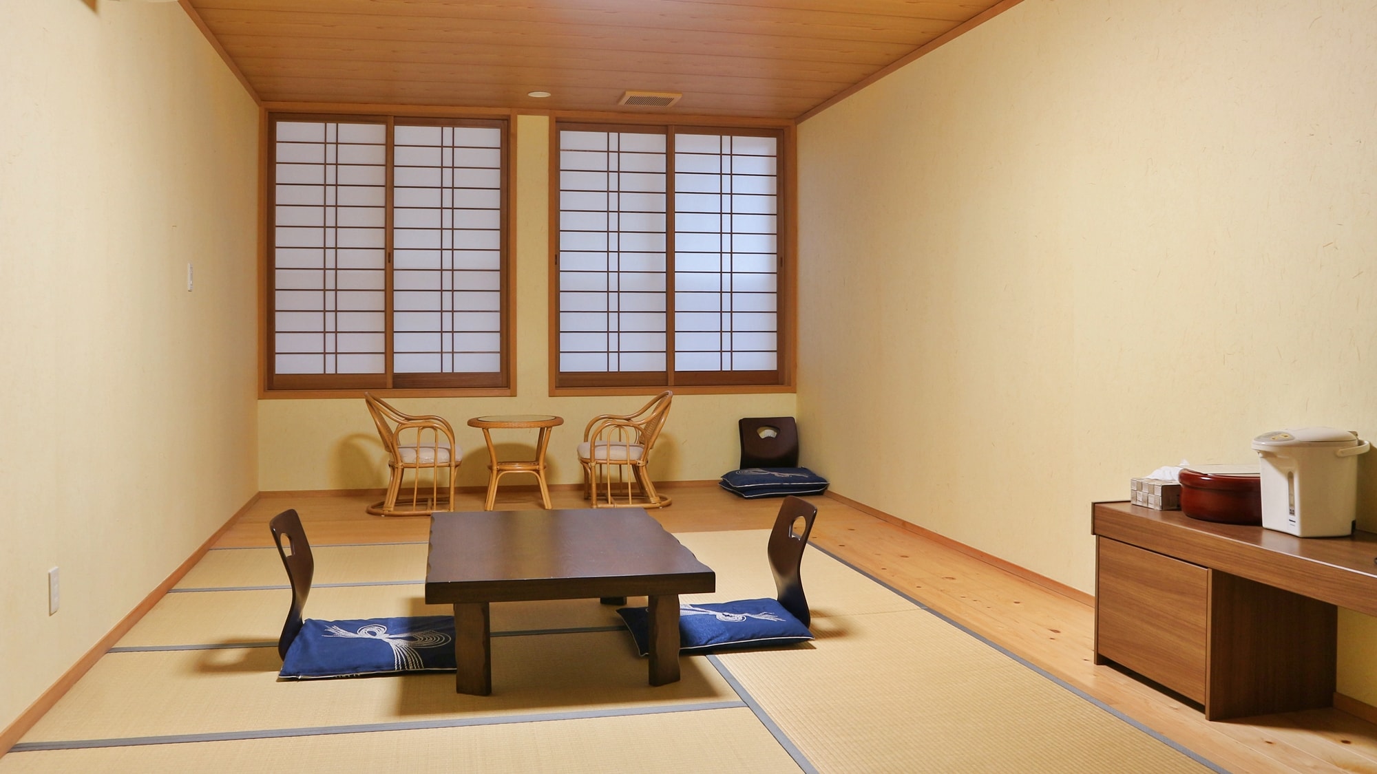 *[Example of a guest room] A 12.5 tatami Japanese-style room renovated in 2013