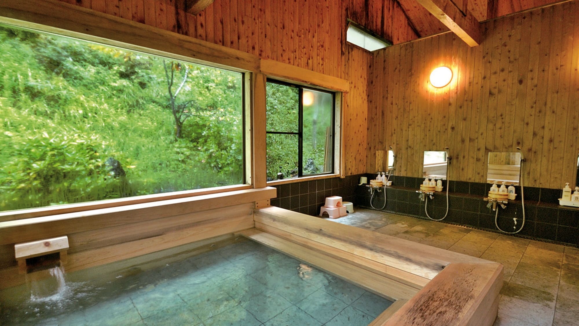 * [Cypress bath] A large bath made entirely from luxurious cypress. Bathing while gazing at the nature in front of you is heavenly...