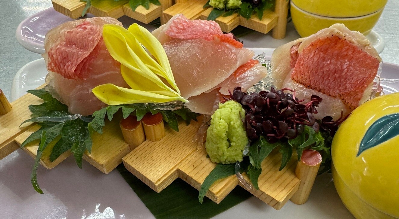 生魚片、烤魚和煮紅鯛魚