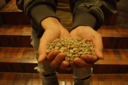 We serve home-roasted coffee made from raw beans.