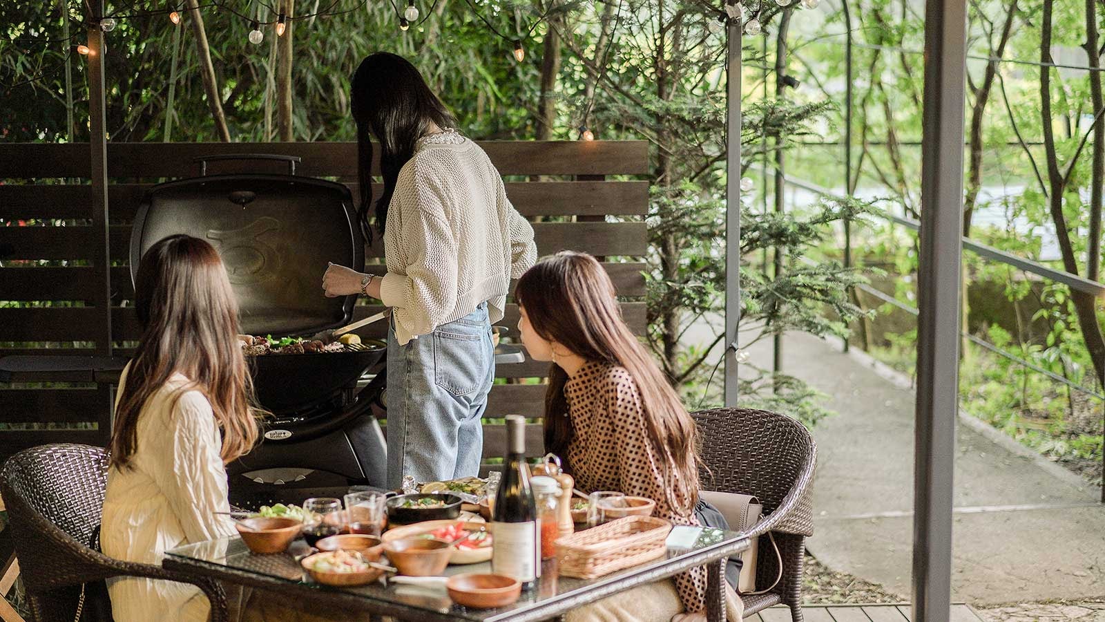 Cukup tutup penutupnya dan tunggu hingga kompor panas untuk memanggang BBQ dengan mudah.