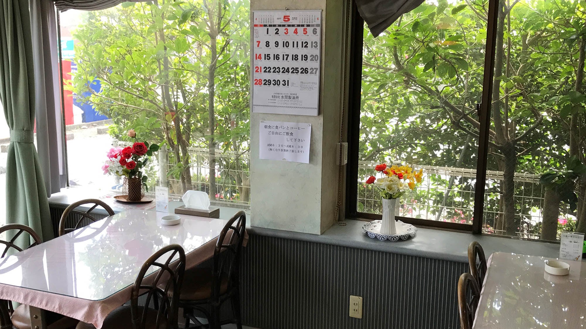・ The dining room on the first floor. Enjoy a complimentary breakfast here