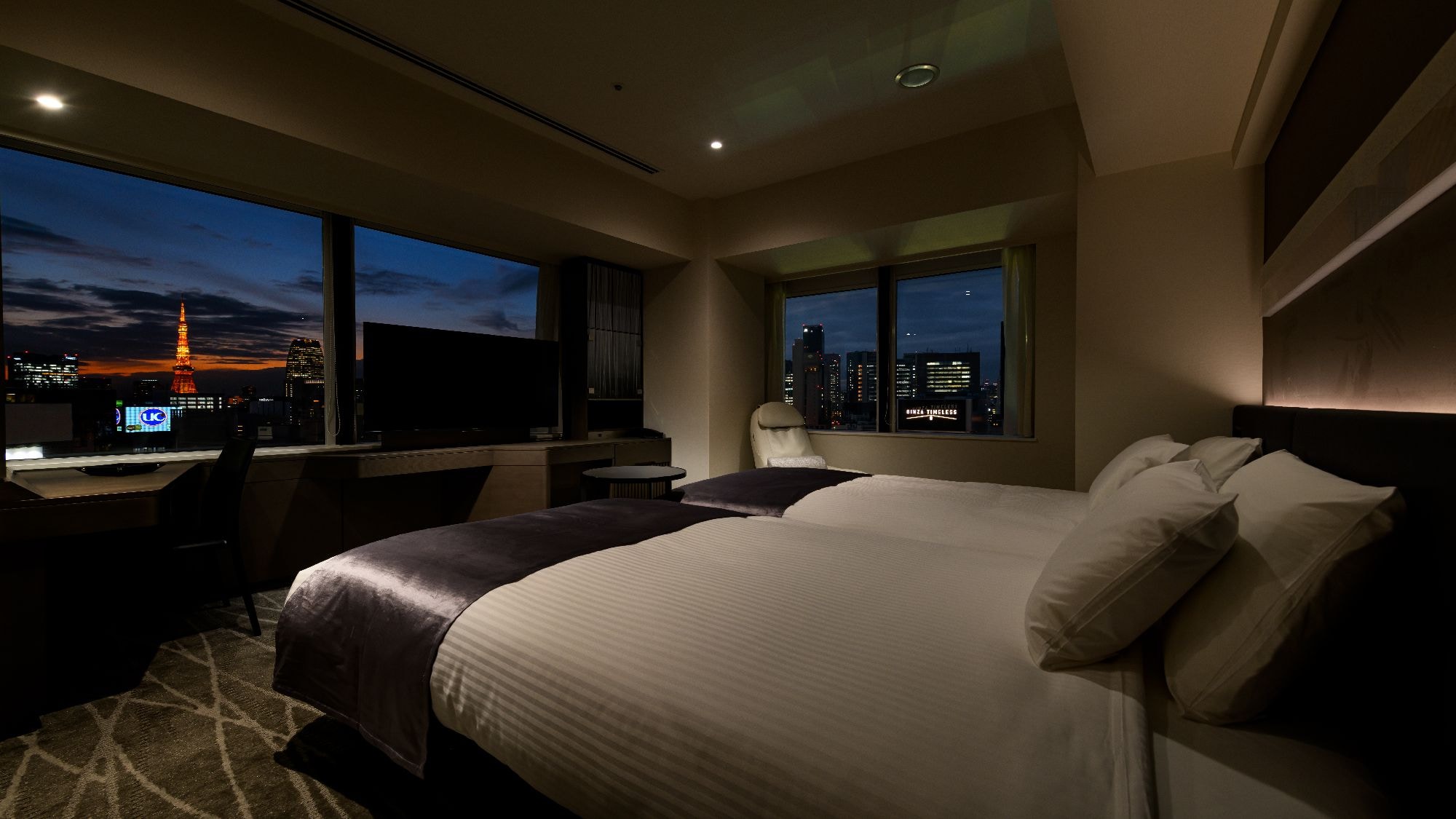 Corner Twin Room Night view (example)
