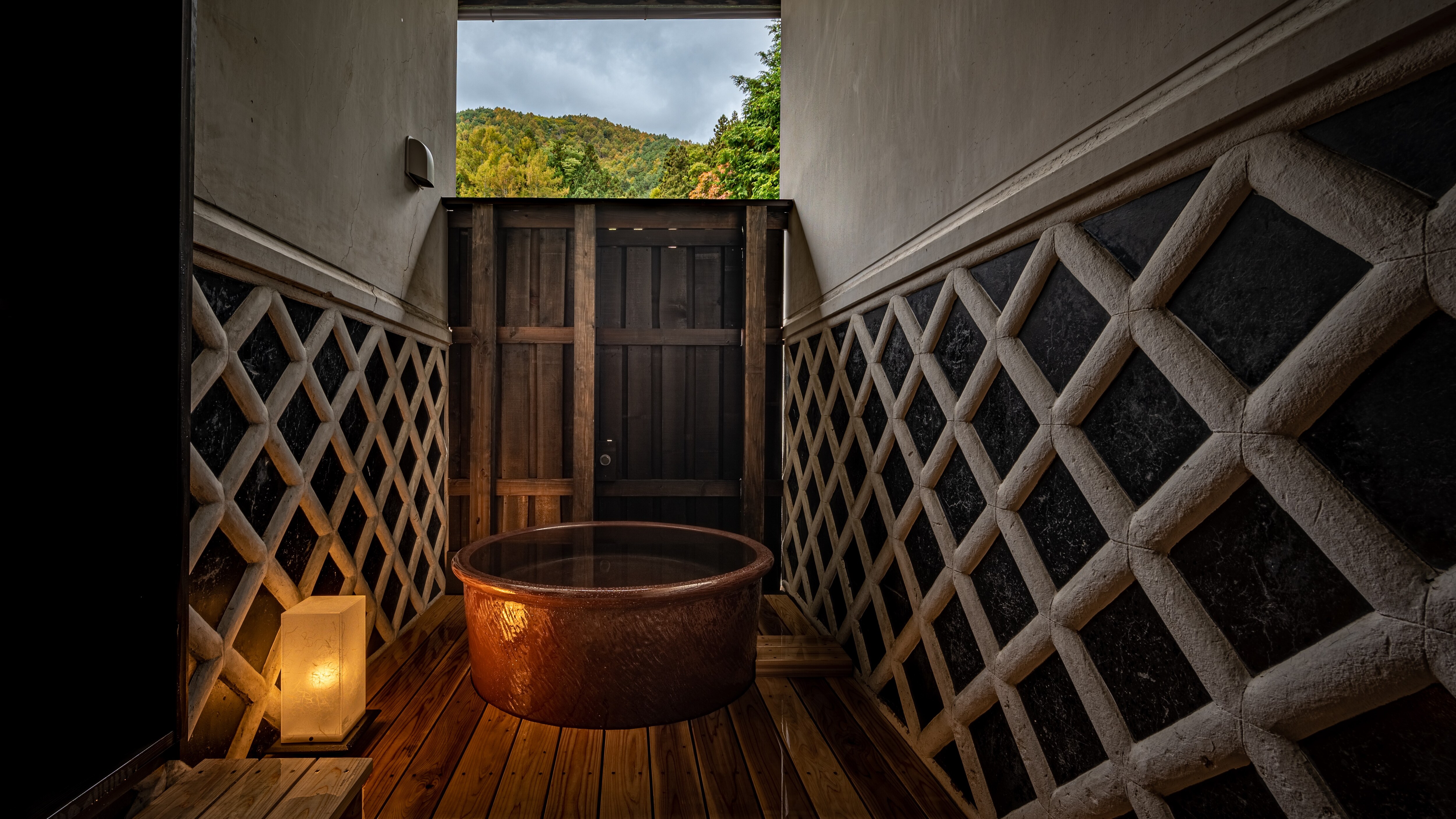 [Toshiyoshiya] Hyakuhachi / Touching raw lacquer, with a detached storehouse / Semi-open-air bath