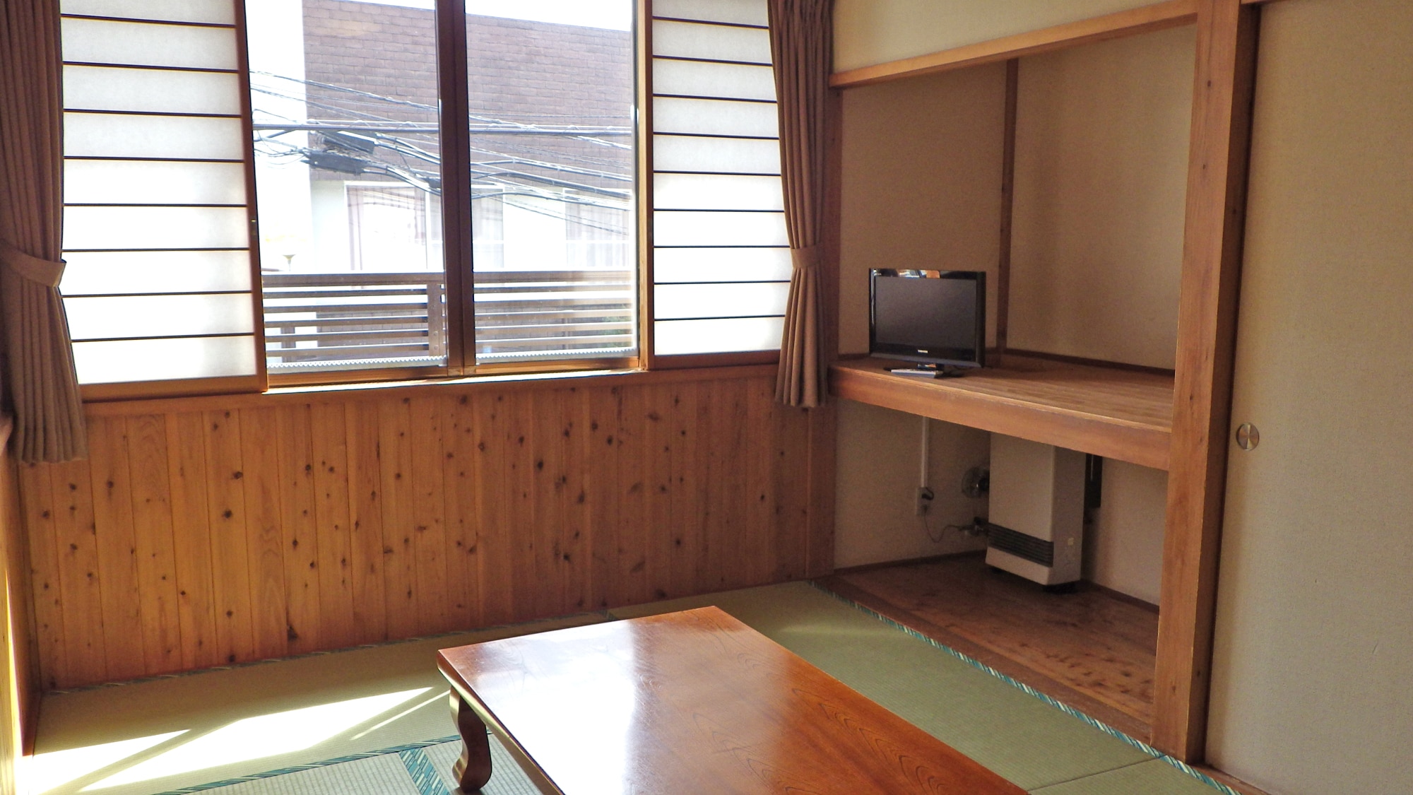 * [Room] Please relax in a bright Japanese-style room where you can feel the warmth of wood.