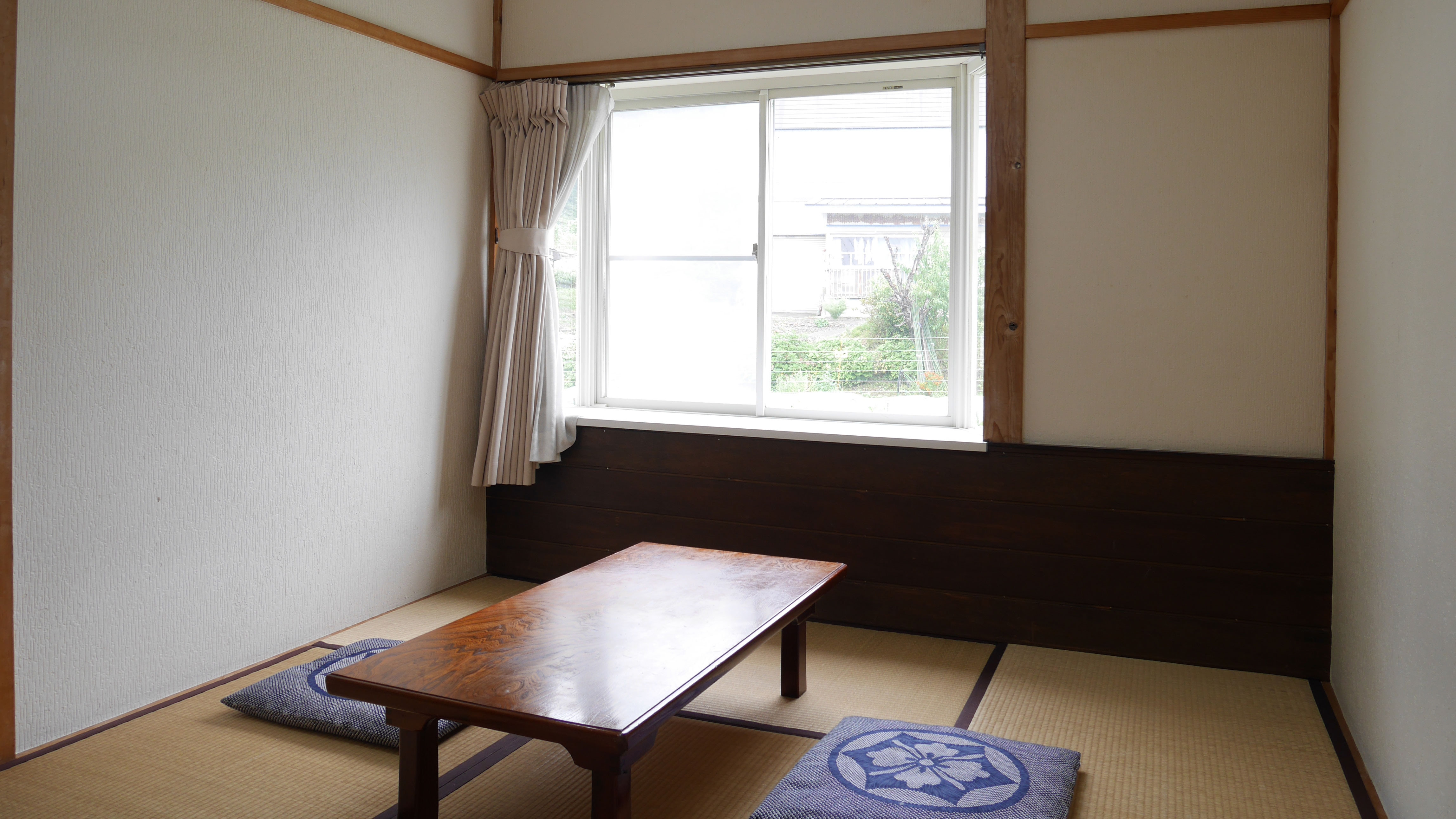 *Japanese-style room (6 tatami mats) / Bathroom and toilet are shared.