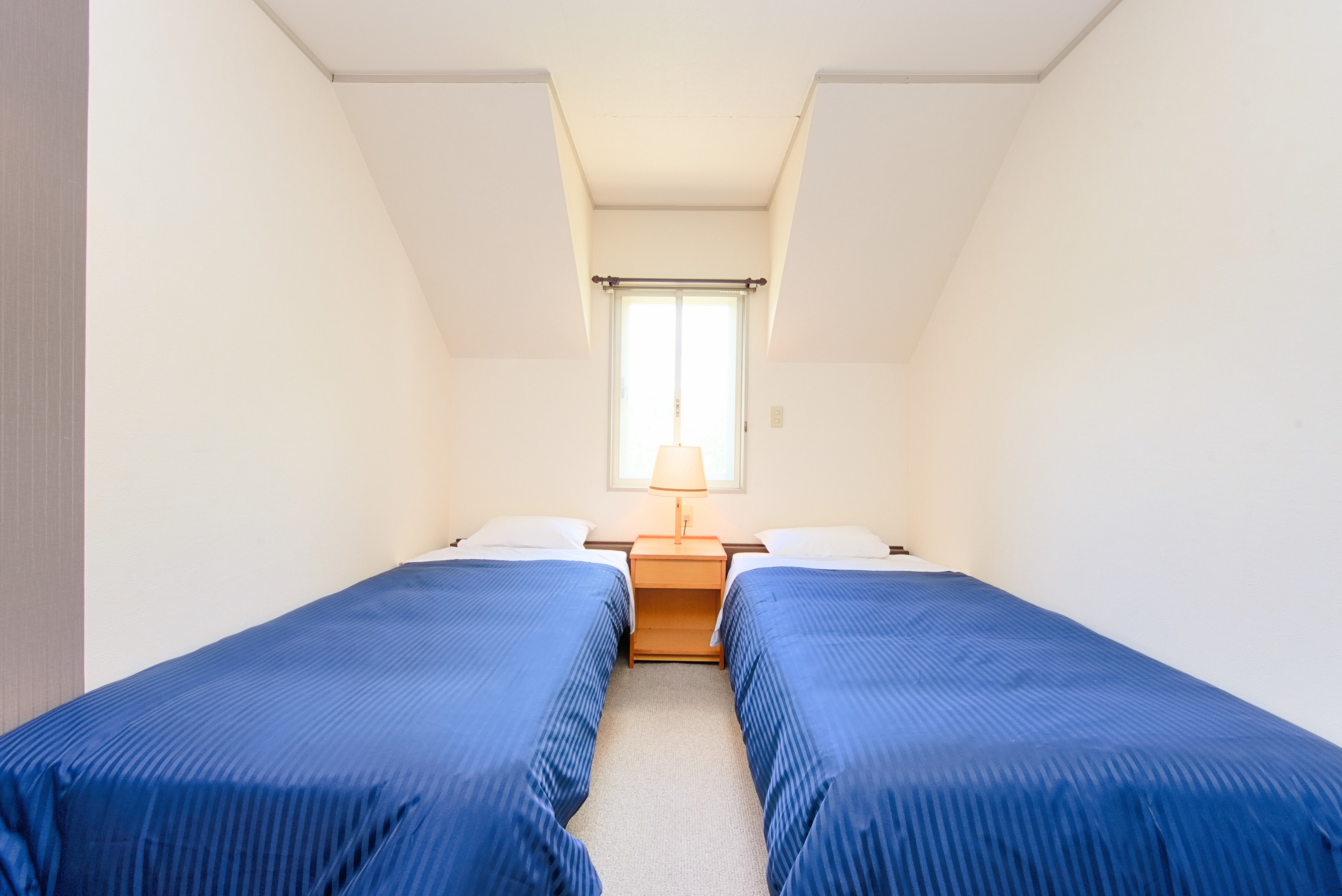 Kamar Twin Standar *Semua kamar memiliki lemari.