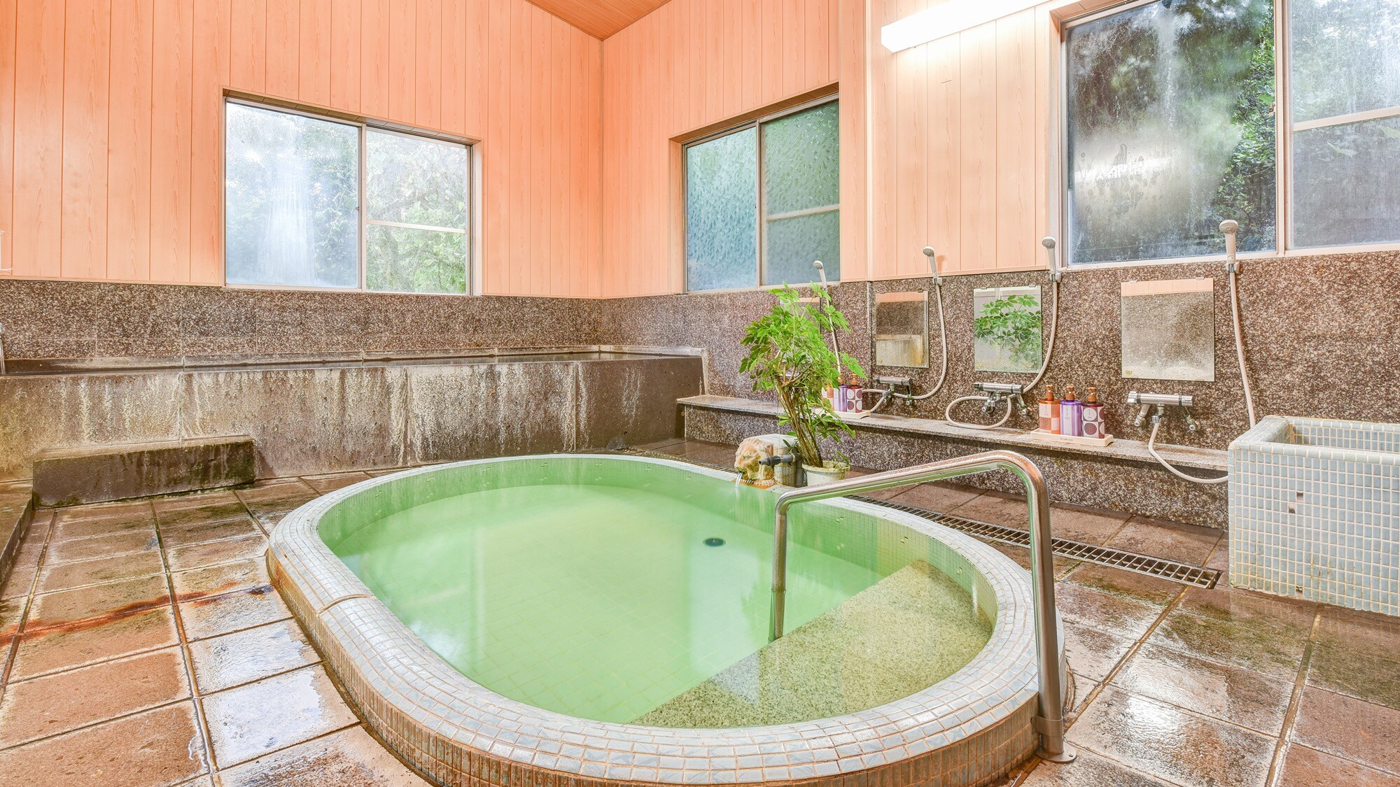 *[Large public bath: Men's bath] Our hotel is the only place where you can compare two types of bath, hot bath and warm bath.