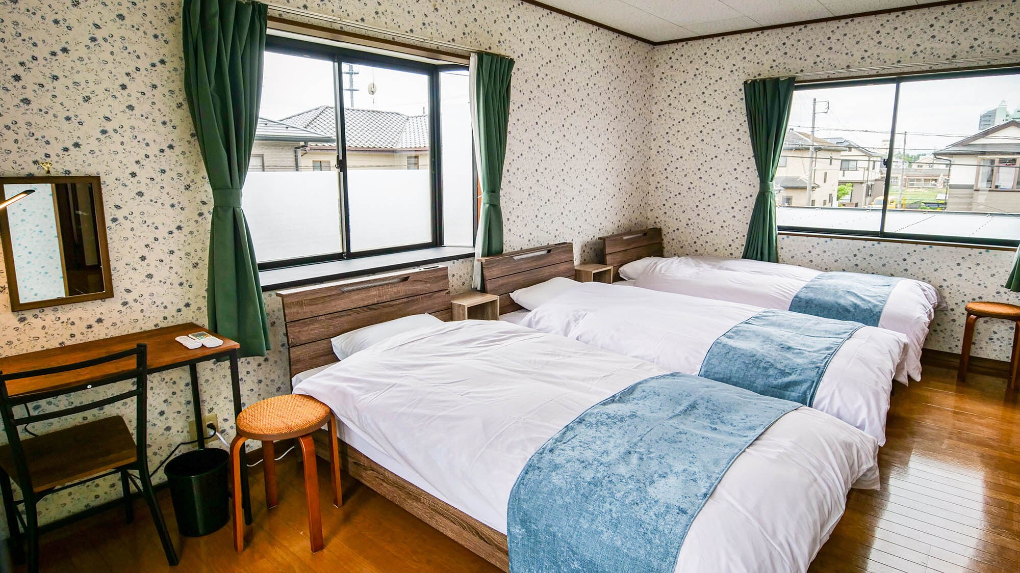 ・[Bedroom 1] A bedroom with three single beds. The window is large and light pours into the entire room.