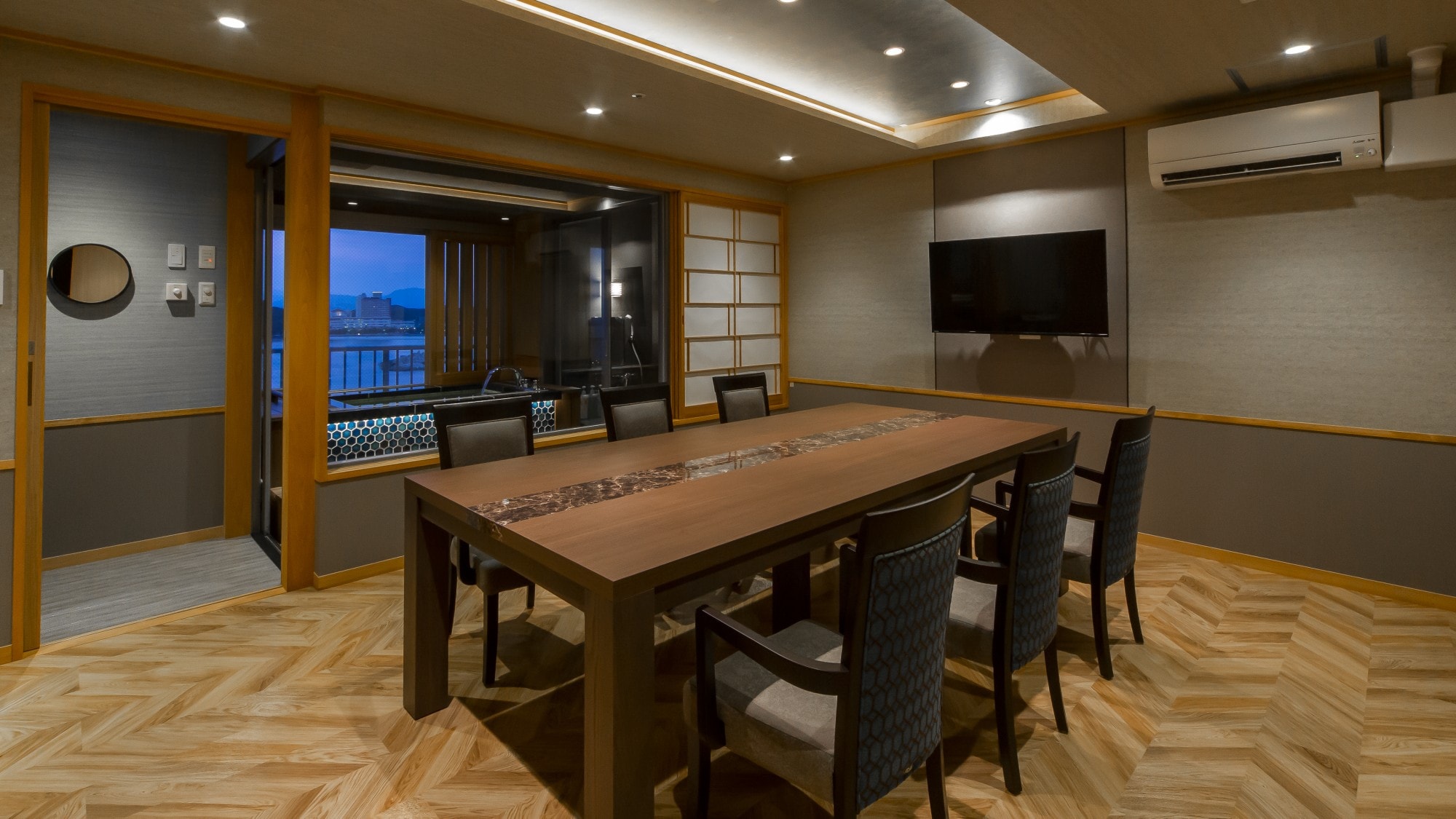 Image of a Japanese-Western room with a semi-open-air bath