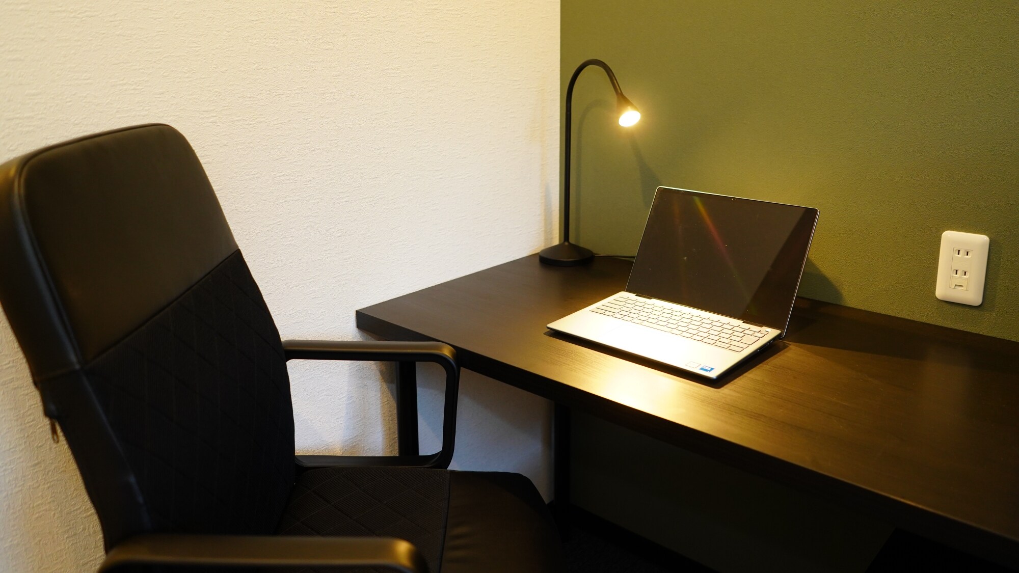 [Guest rooms] Equipped with a simple and easy-to-use work space.