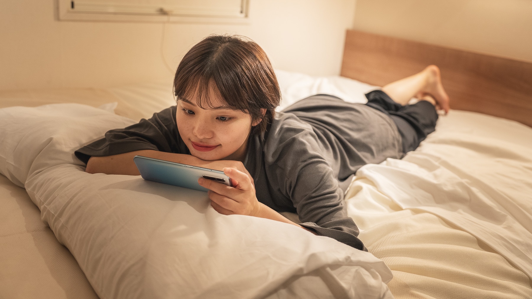 Vào ban đêm, căn phòng được bao phủ bởi ánh sáng dịu nhẹ.