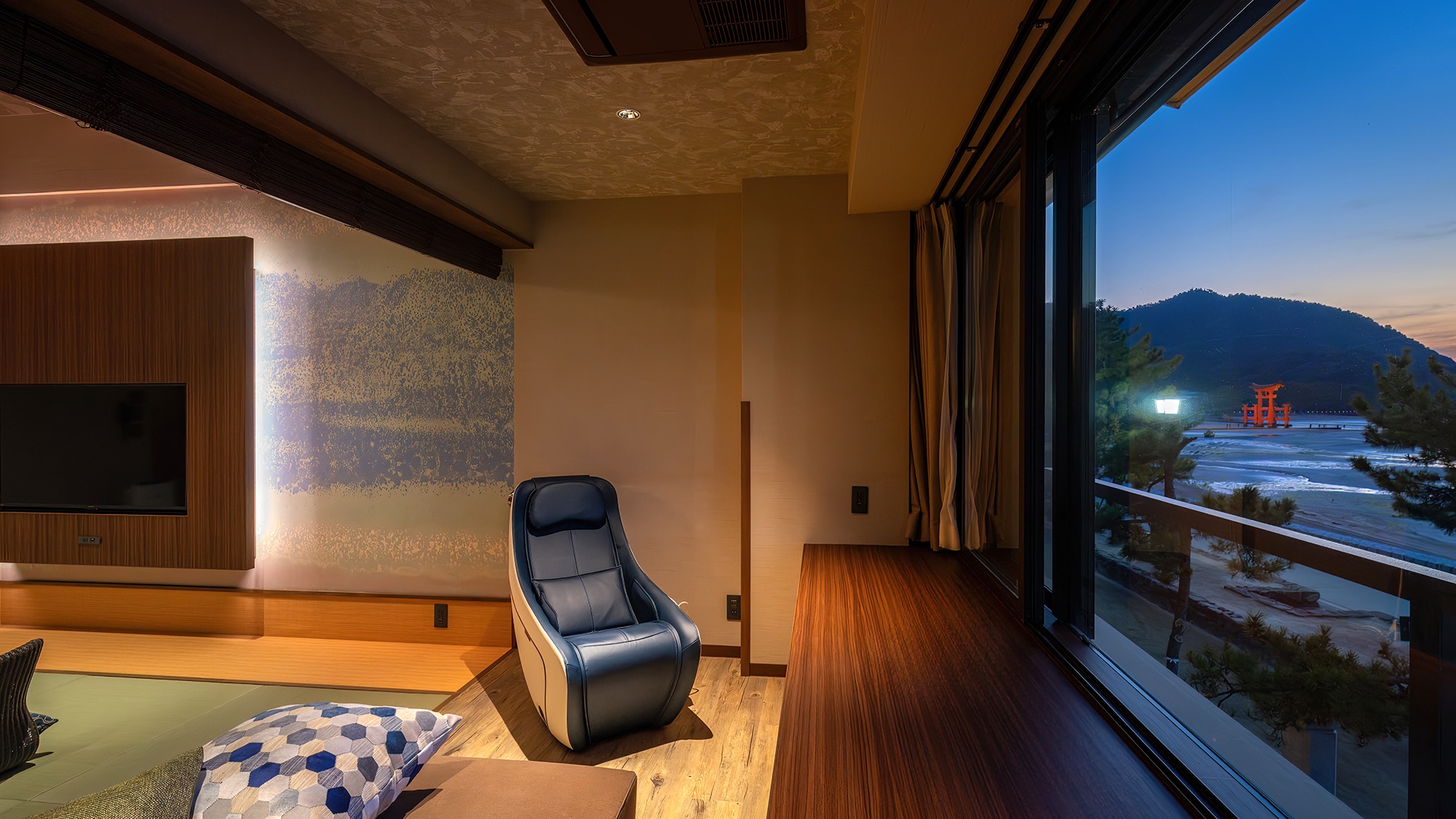 ■10 tatami Japanese-style room "Mizuori"■You can see the large torii gate of Itsukushima Shrine from the window.