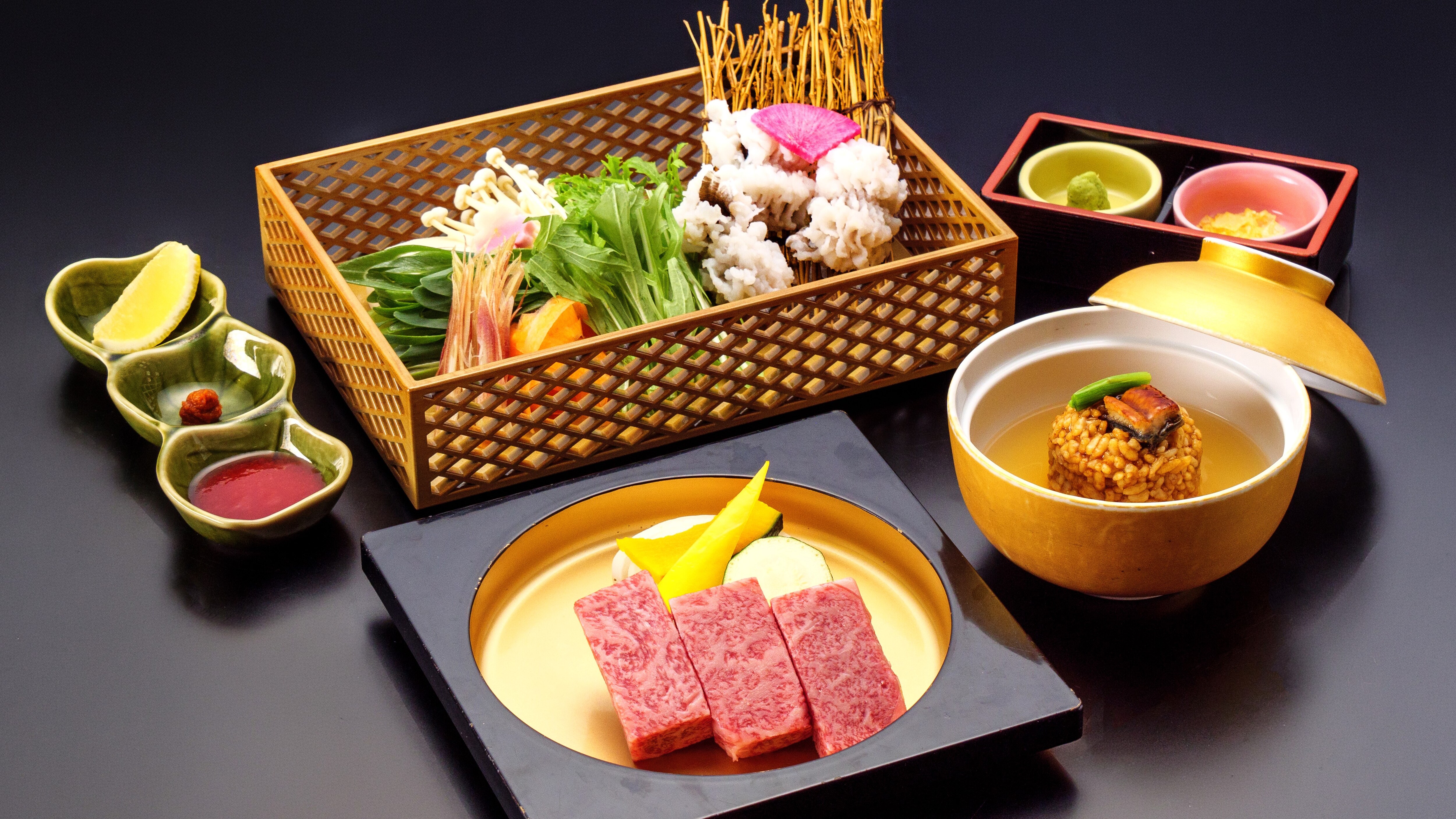 A summer gourmet kaiseki meal featuring Omi beef steak, Kujo leeks, and Setouchi conger eel in a refreshing hot pot (image).