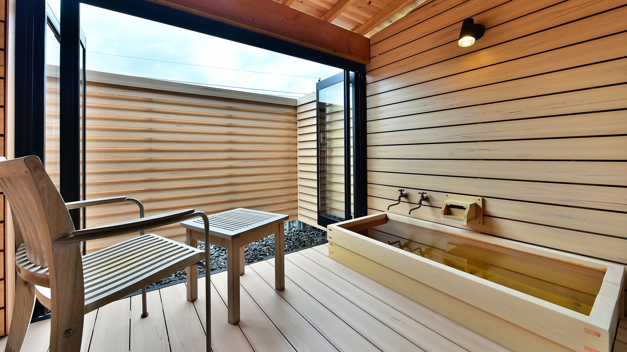 You can enter the semi-open-air bath slowly even in the rain.