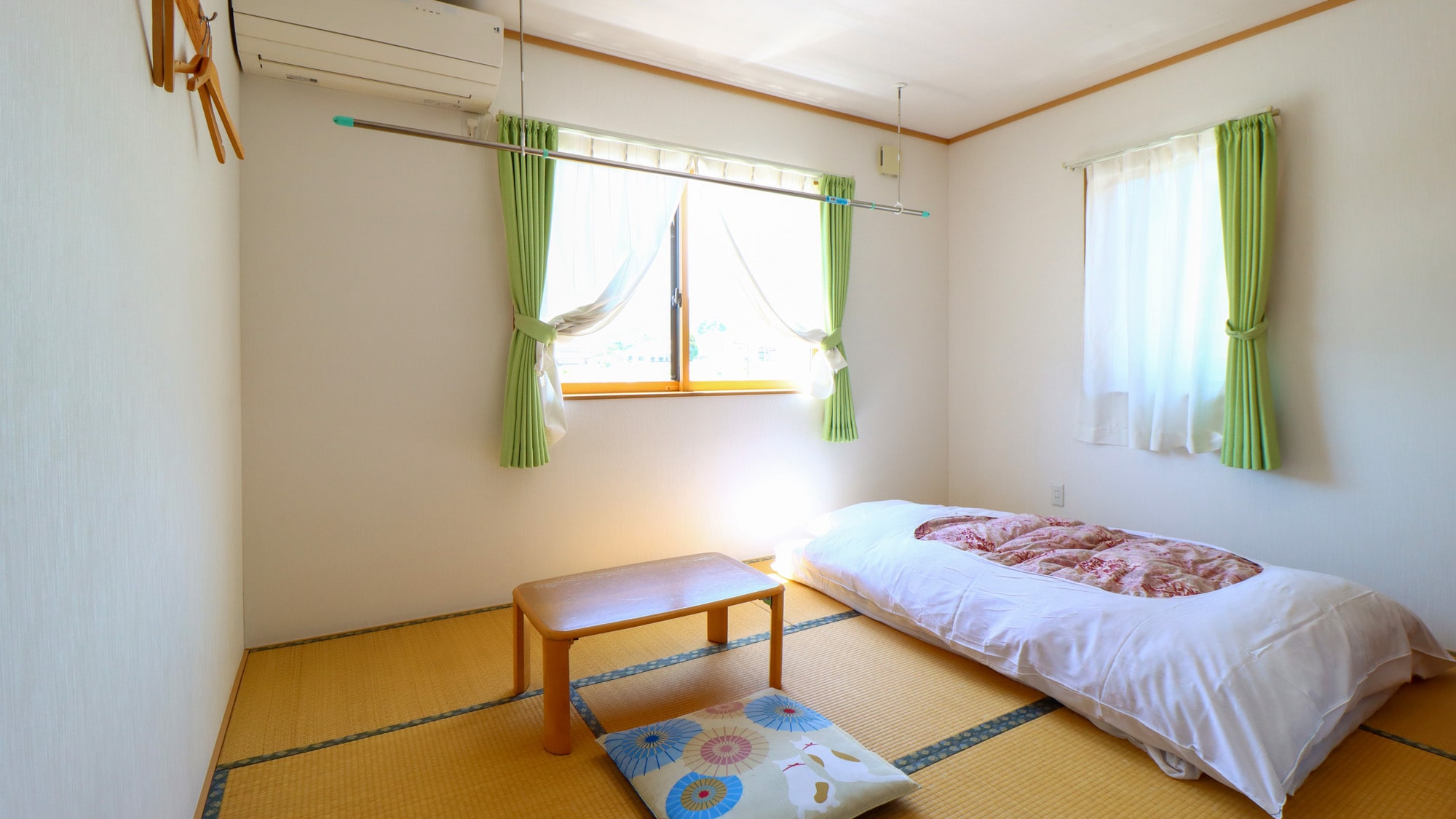 [Guest rooms] All rooms are equipped with clothes drying poles.