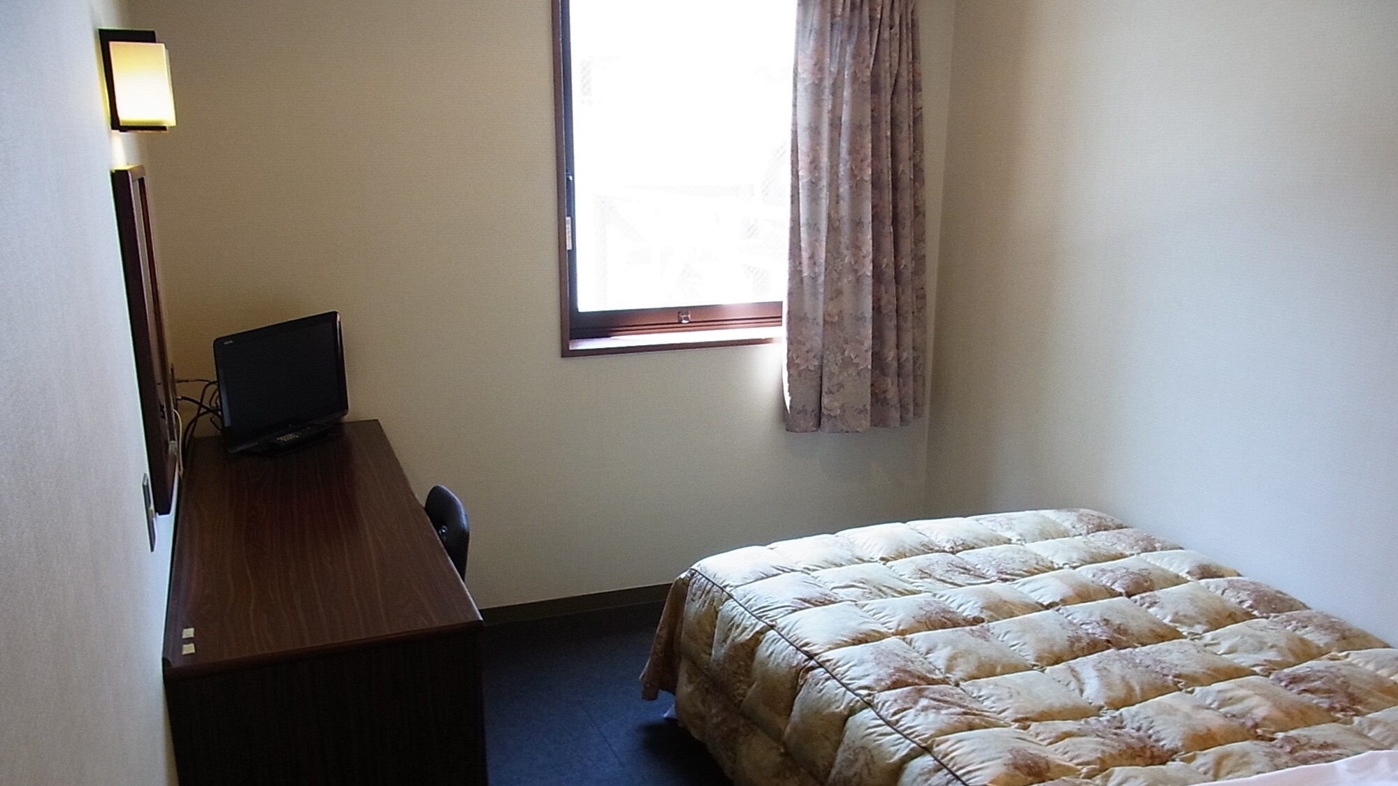 * [Example of a single room] You can relax comfortably in a semi-double bed.