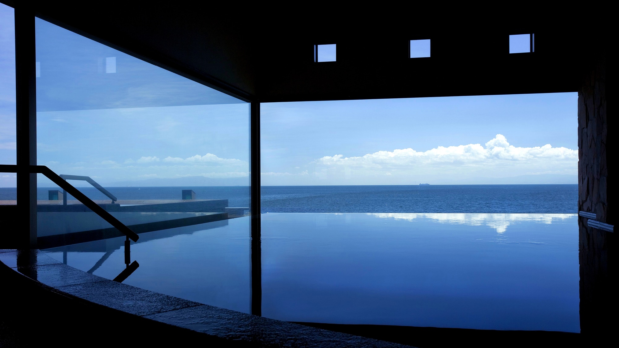 [Tenkyu no Shizuku (2nd floor, indoor bath)] Enjoy a relaxing time with the view of the sea and sky penetrating the bath.