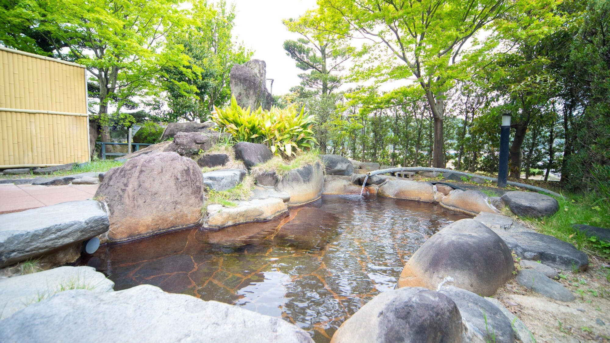 日式花園裡的露天浴池