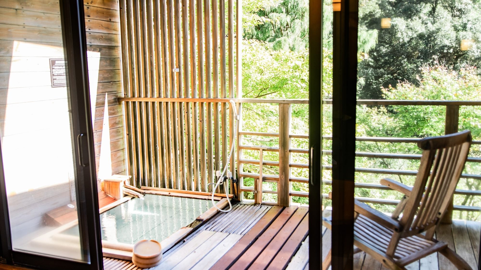 [Rooms with reclining bath] A reclining bath is provided in a corner of the terrace where you can relax in the hot spring water.