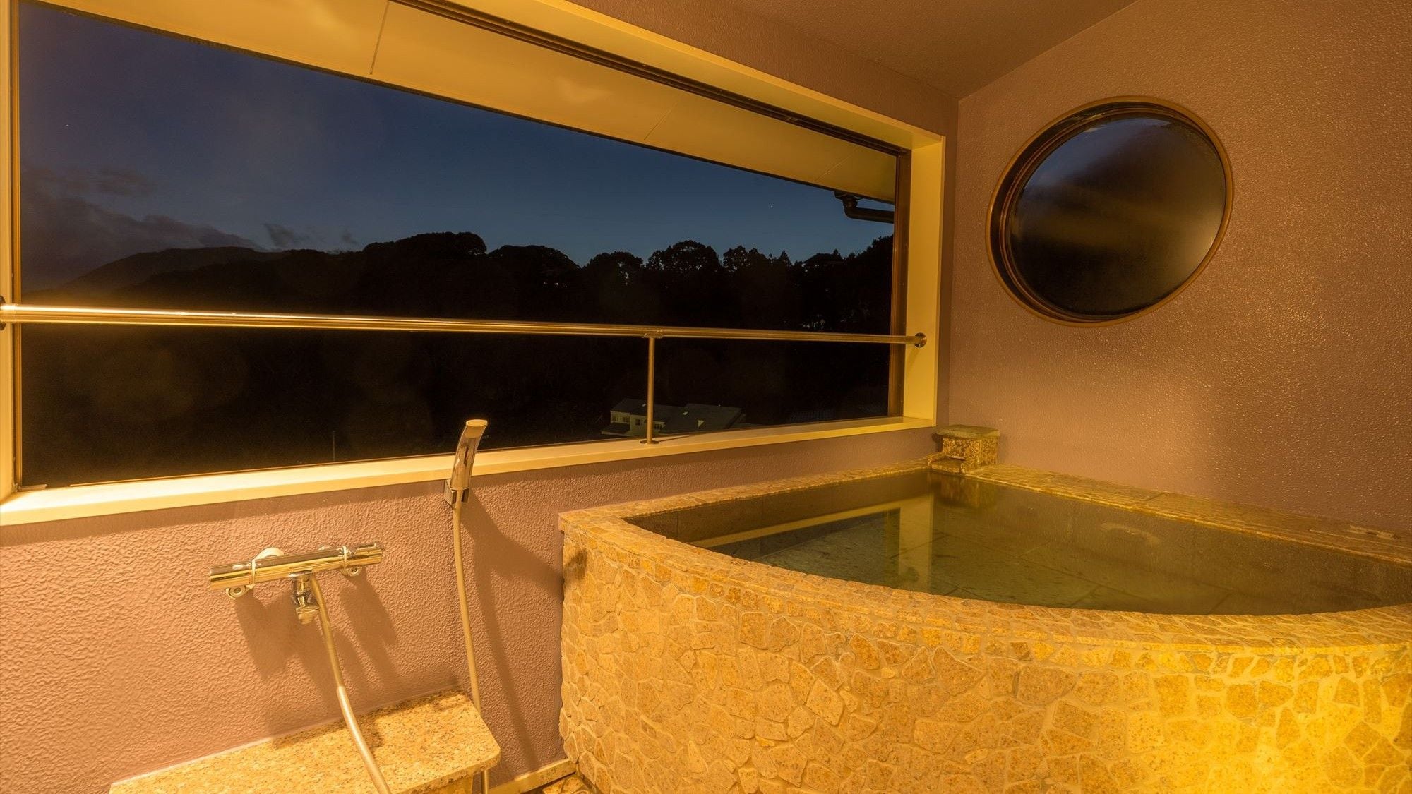[Kawazu Sakura] A large fan-shaped bath. In a mysterious atmosphere at night. Turn off the lights and heal the beautiful starry sky of the night sky.