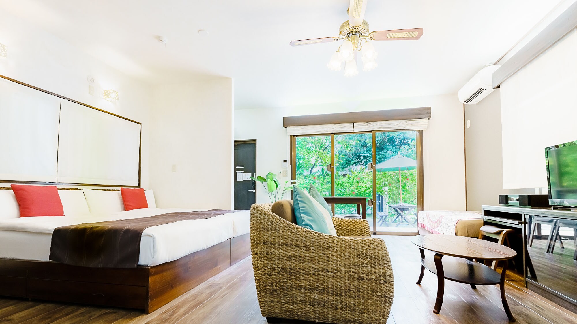 ・Please open the window leading to the terrace and feel the Fukugi breeze. [Fukugi Terrace Deluxe 43m2]