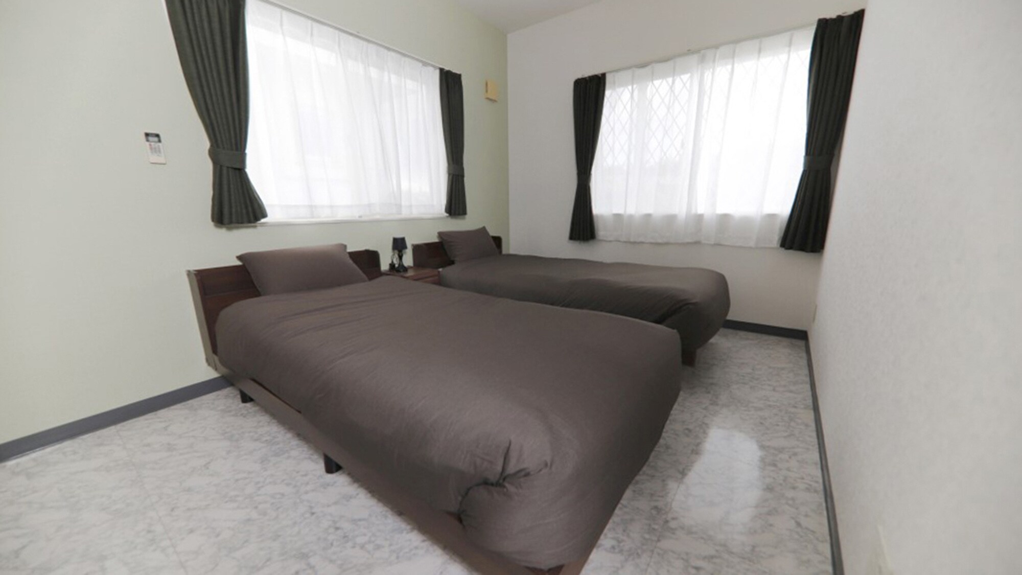 ・Bedroom: Twin room with 2 single beds