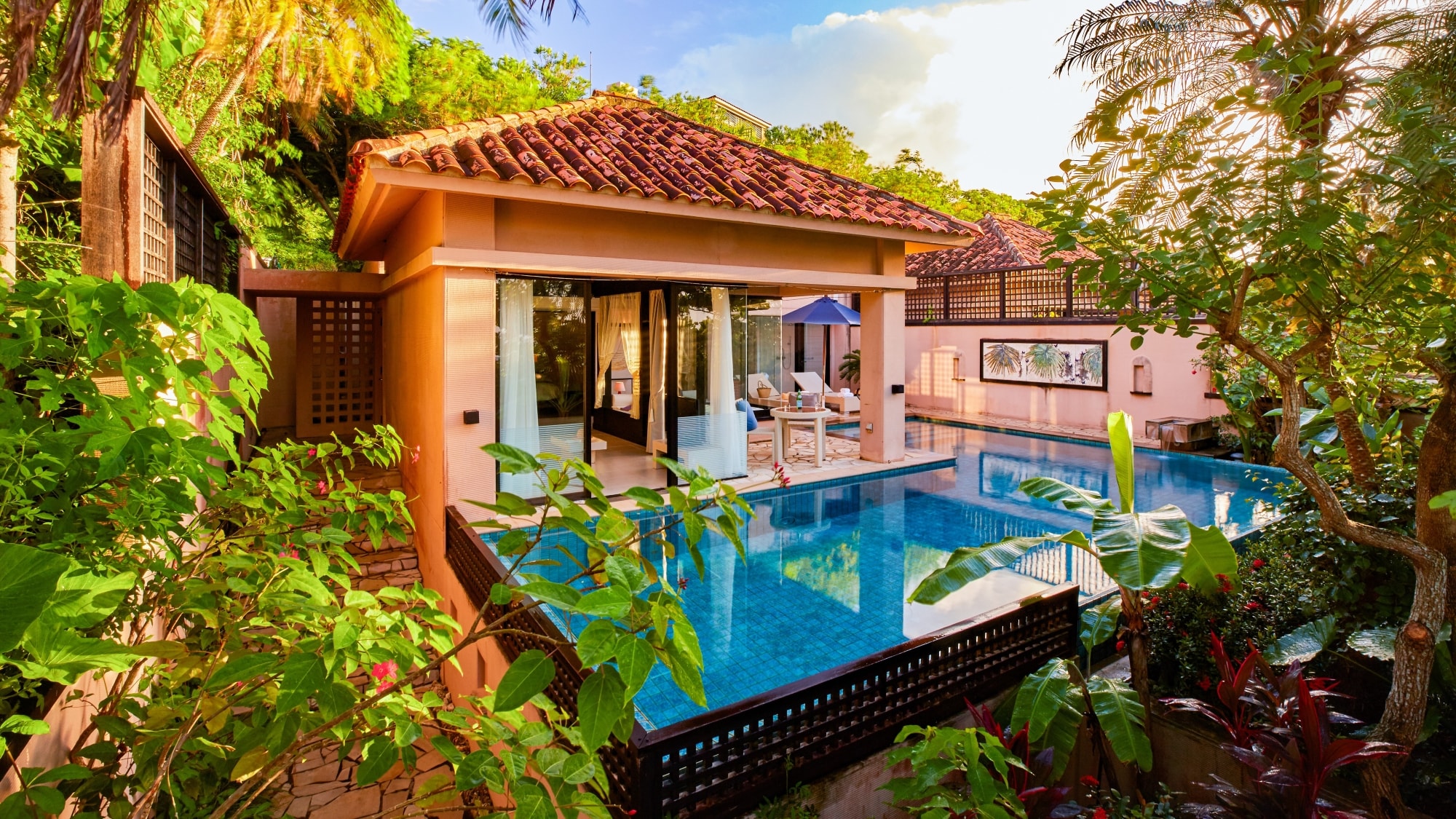[Pool Villa Royal Suite] A room surrounded by colorful flowers and lively tropical plants.