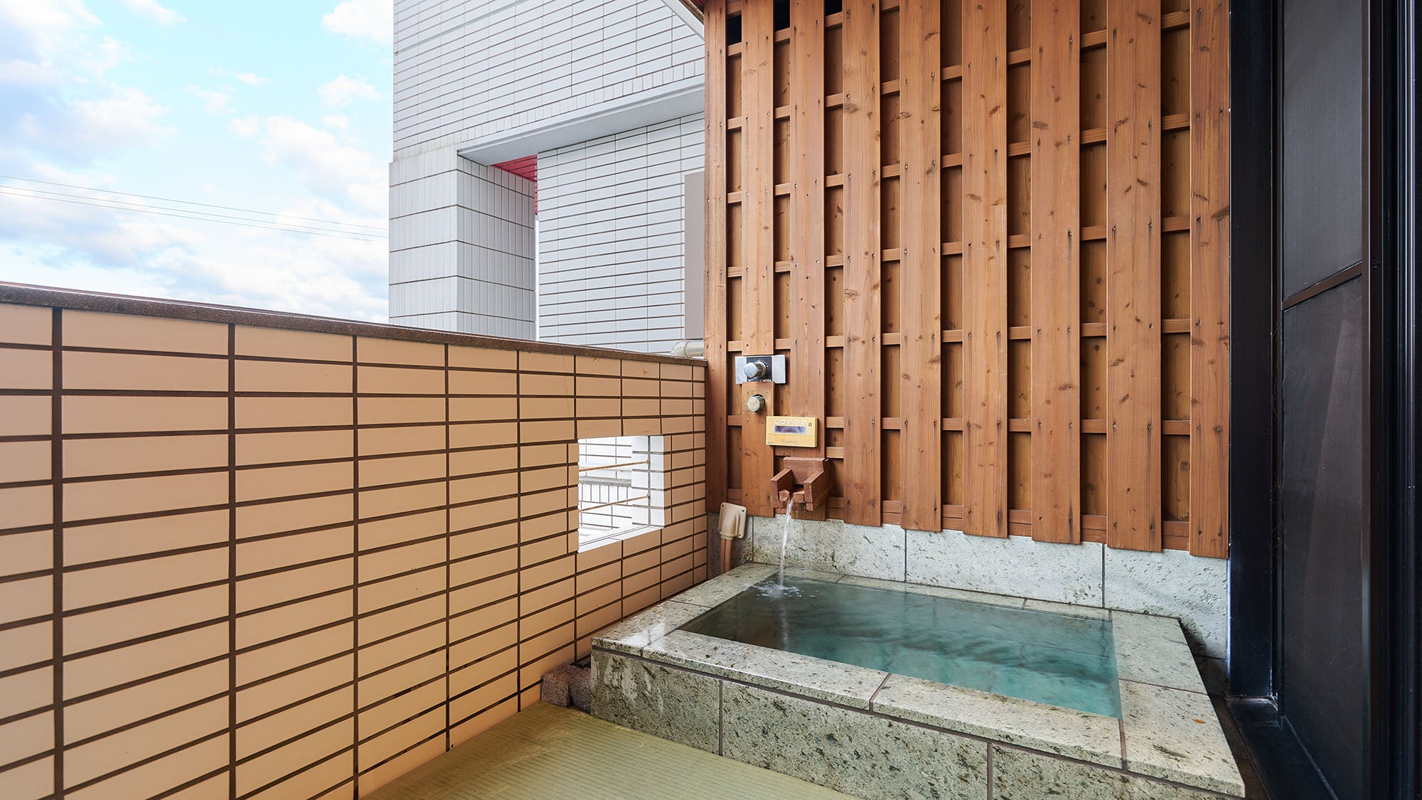 ・[Guest Room/Nagisa Sand] The open-air bath is an artificial hot spring made with four types of hot spring minerals and bamboo charcoal. Please warm yourself to your heart's content.