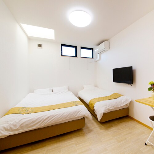 【西式房】1張半雙人床+1張單人床/11平方米