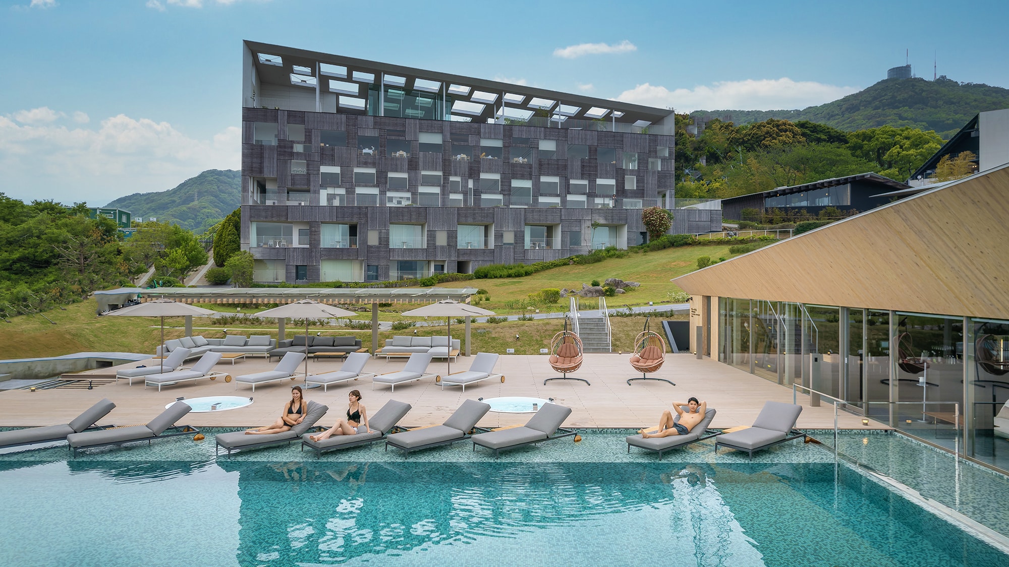 ■Newly opened in April 2011■【Infinity pool area】Comfortable breezes and clear skies create a resort-like atmosphere.