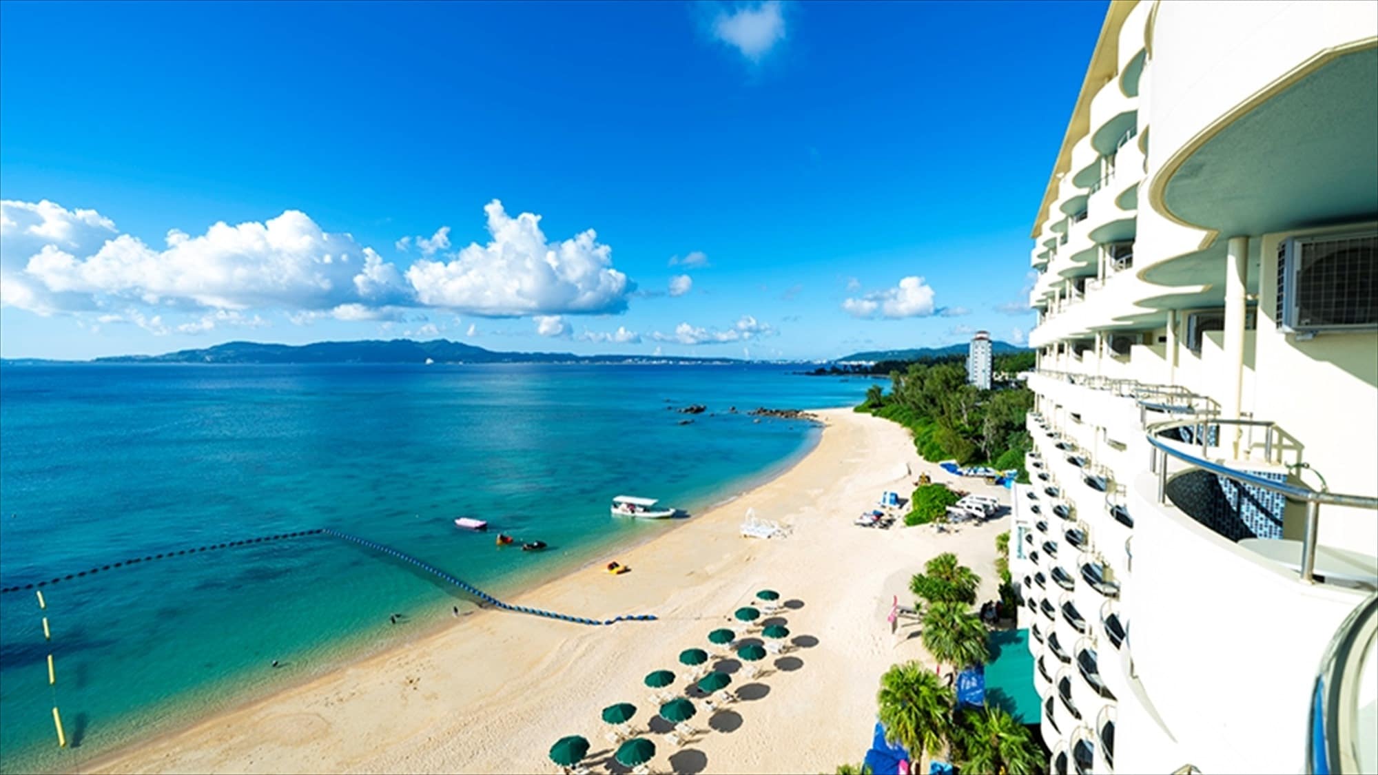 [Balcony] From the balcony, you can enjoy a panoramic view of the ocean with the sound of waves playing in the background.