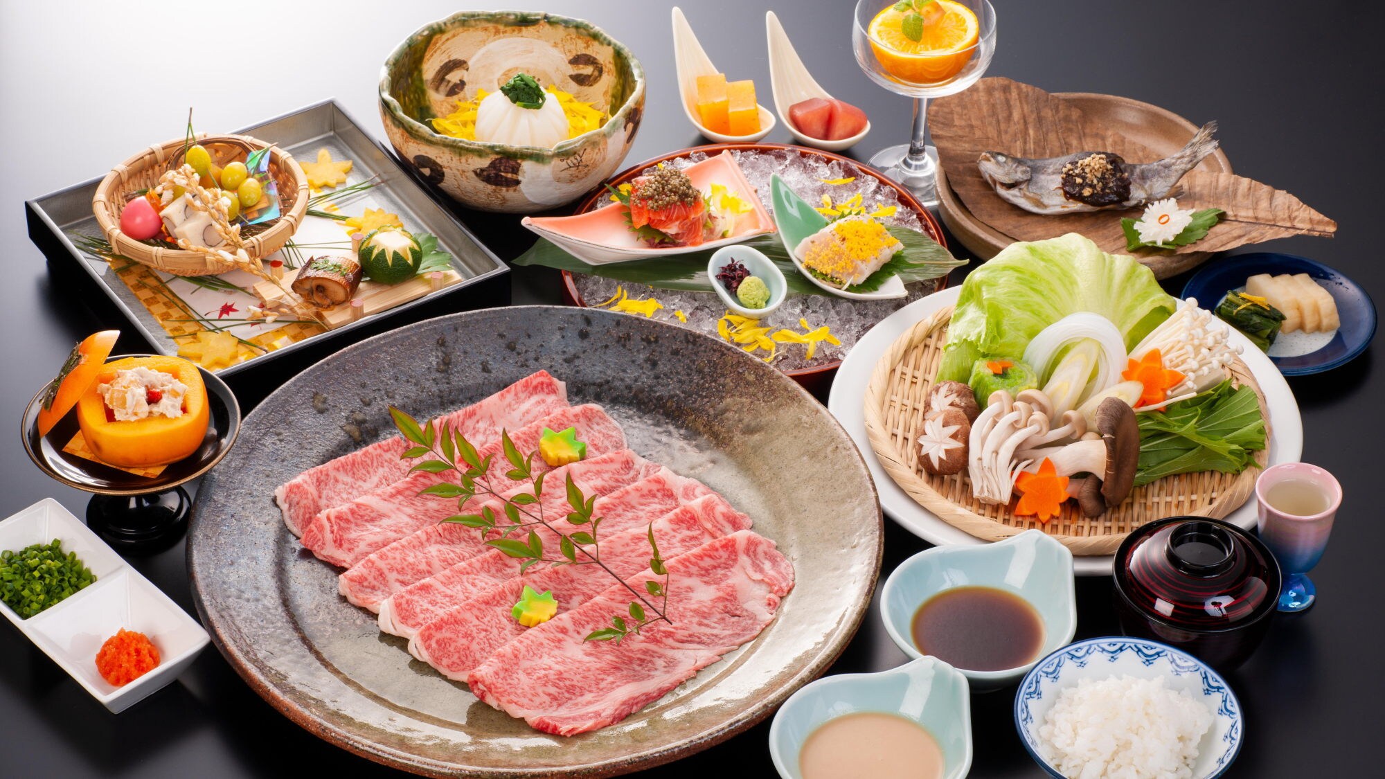[Joushu Wagyu Beef Shabu-Shabu Kaiseki Course] A4-grade beef is soaked in mineral-rich hot spring water and served with sesame sauce and ponzu sauce.