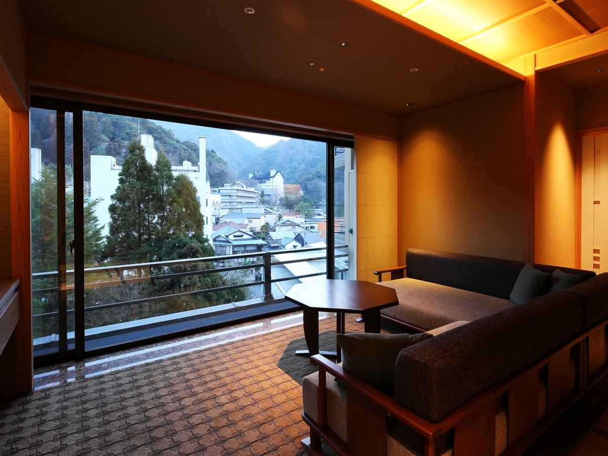 金泉和銀泉露天浴池 VIP 室「真希」和「愛宕」客廳
