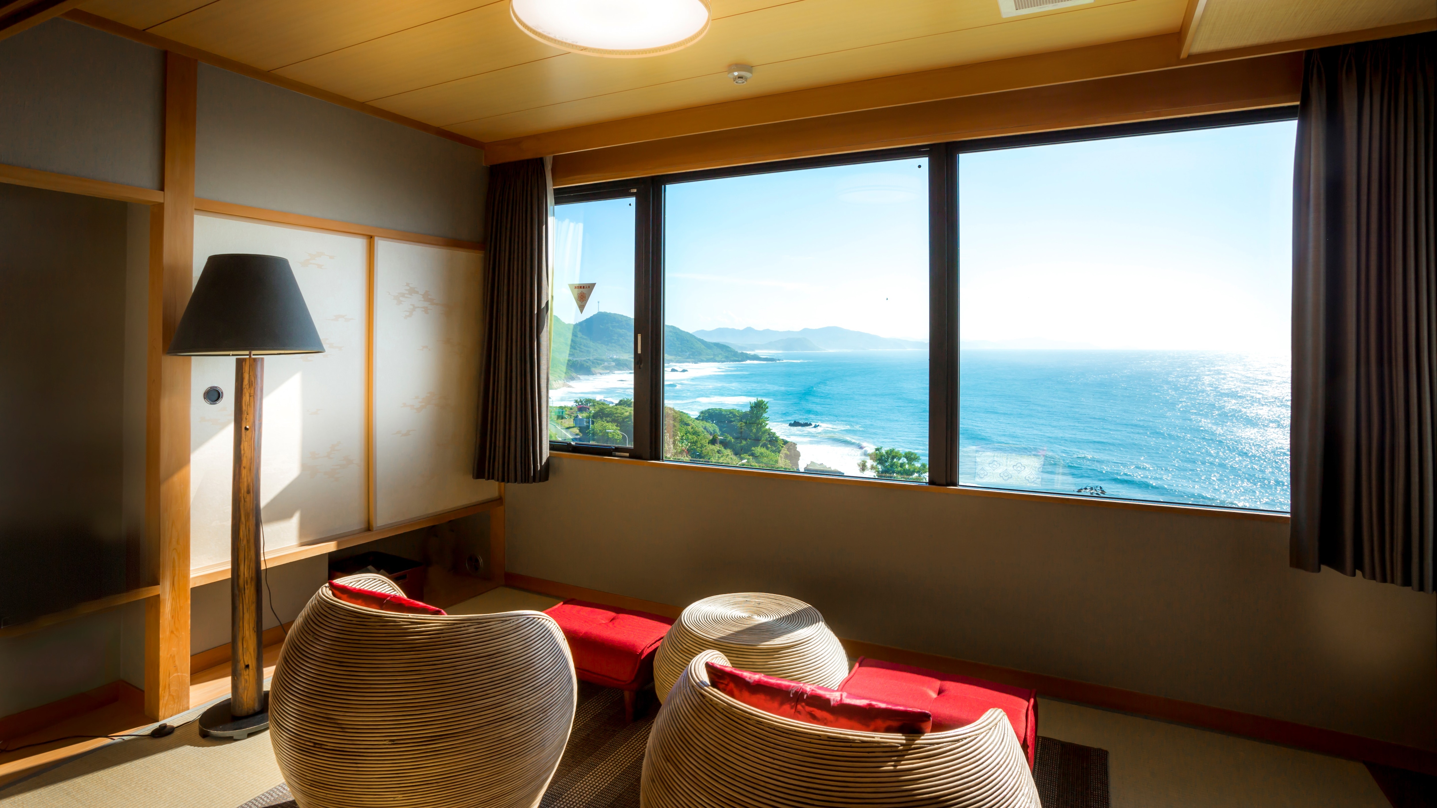 [Top floor special room "Tenku"] From the ocean view guest room, you can overlook the beautiful sea like a painting.